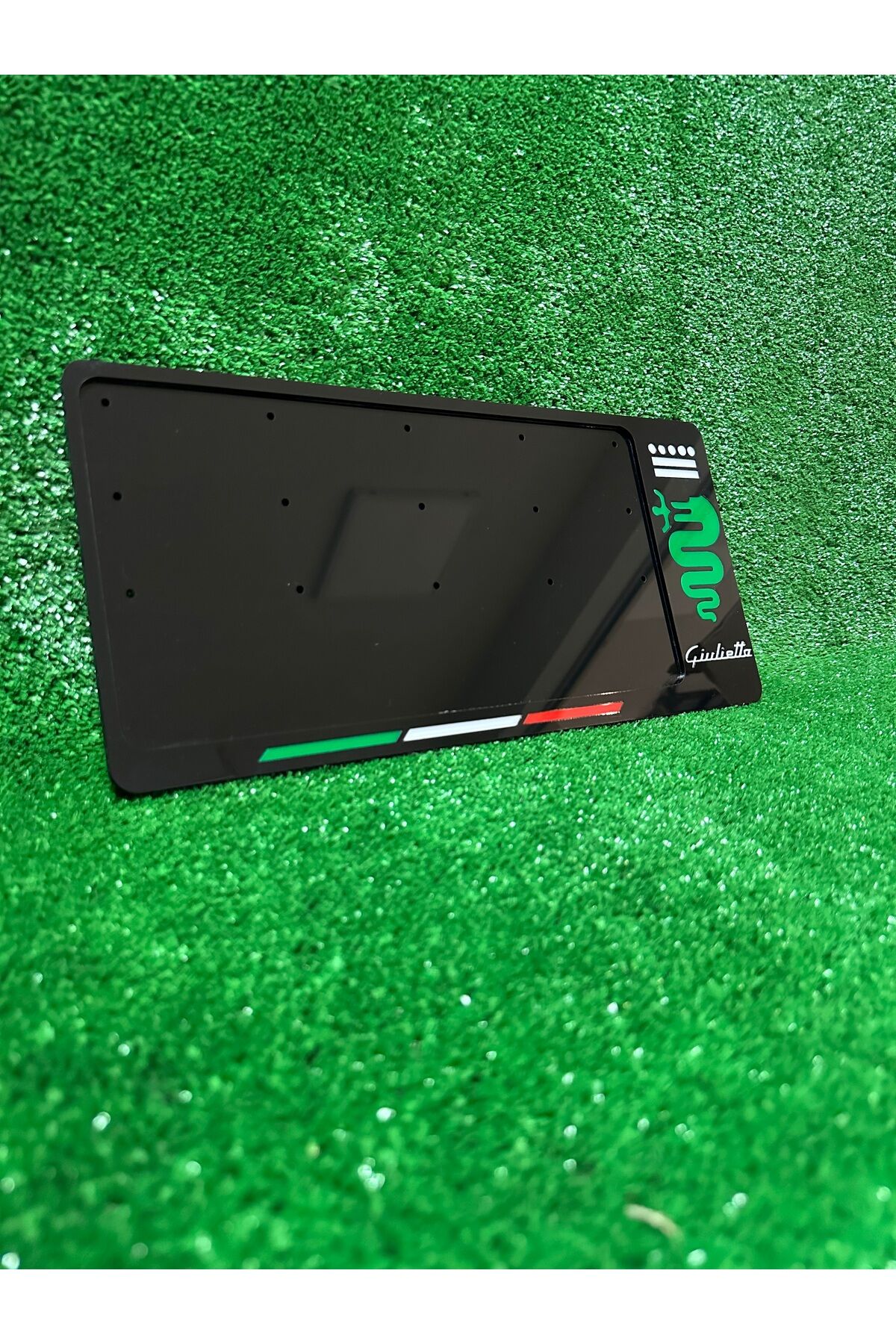 Alfa Romeo Giulietta ÖN TAMPON ÇIKINTISINI KAPATAN KARE PLAKAYA UYUMLU 1 ADET PLAKALIK YEŞİL BEYAZ