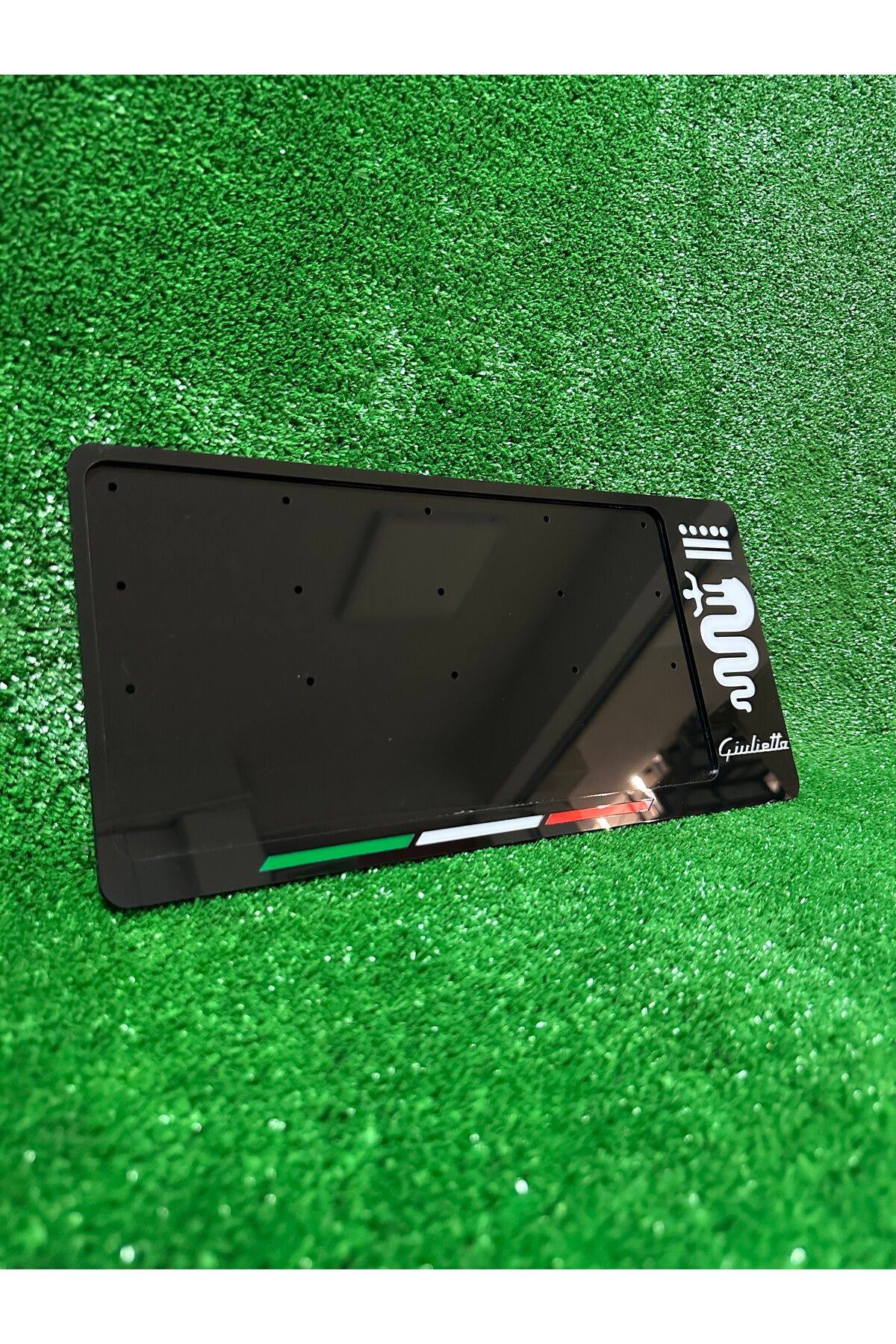 Alfa Romeo Giulietta ÖN TAMPON ÇIKINTISINI KAPATAN KARE PLAKAYA UYUMLU 1 ADET PLAKALIK BEYAZ LOGOLU