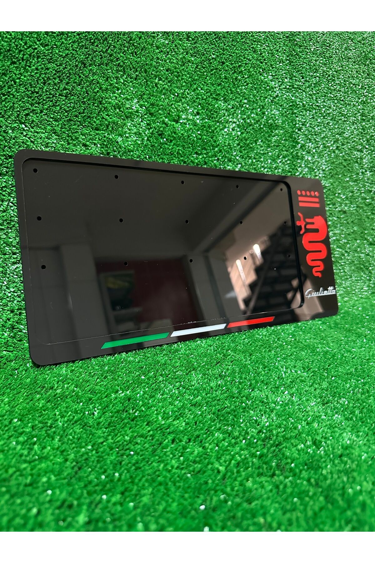 Alfa Romeo Giulietta ÖN TAMPON ÇIKINTISINI KAPATAN KARE PLAKAYA UYUMLU 1 ADET PLAKALIK KIRMIZI LOGO