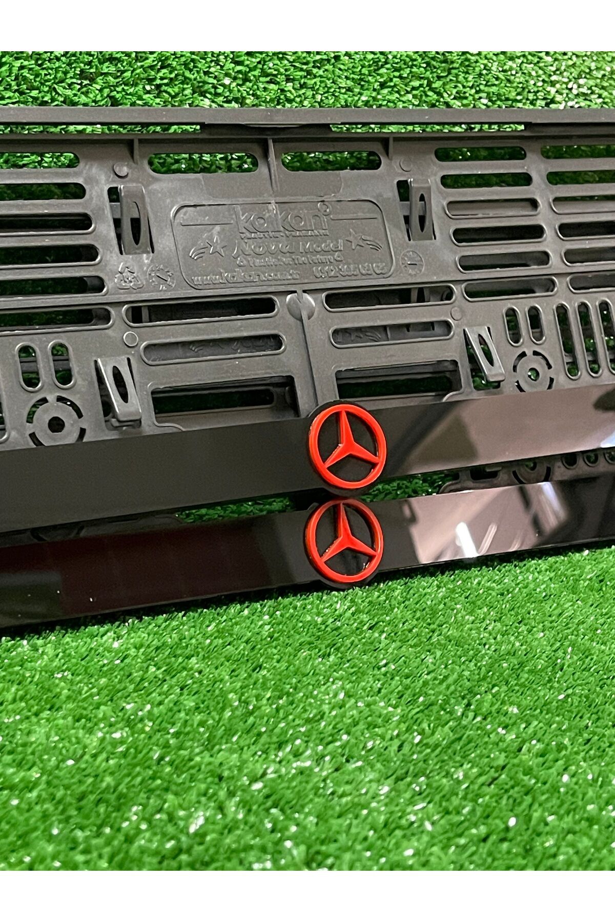 Kabartma Mercedes Kırmızı Logolu Araba Plakalık