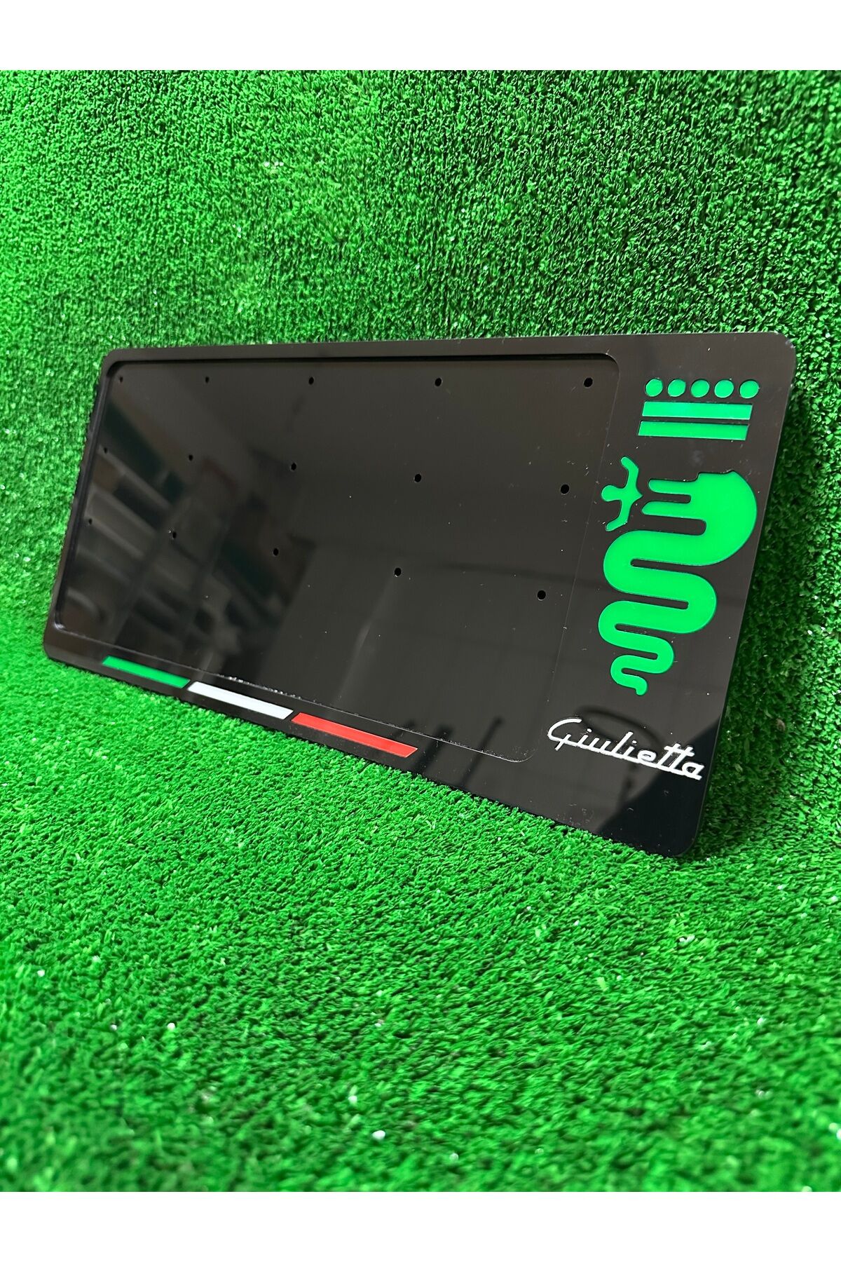 Alfa Romeo Giulietta ÖN TAMPON ÇIKINTISINI KAPATAN KARE PLAKAYA UYUMLU 1 ADET PLAKALIK YEŞİL LOGOLU