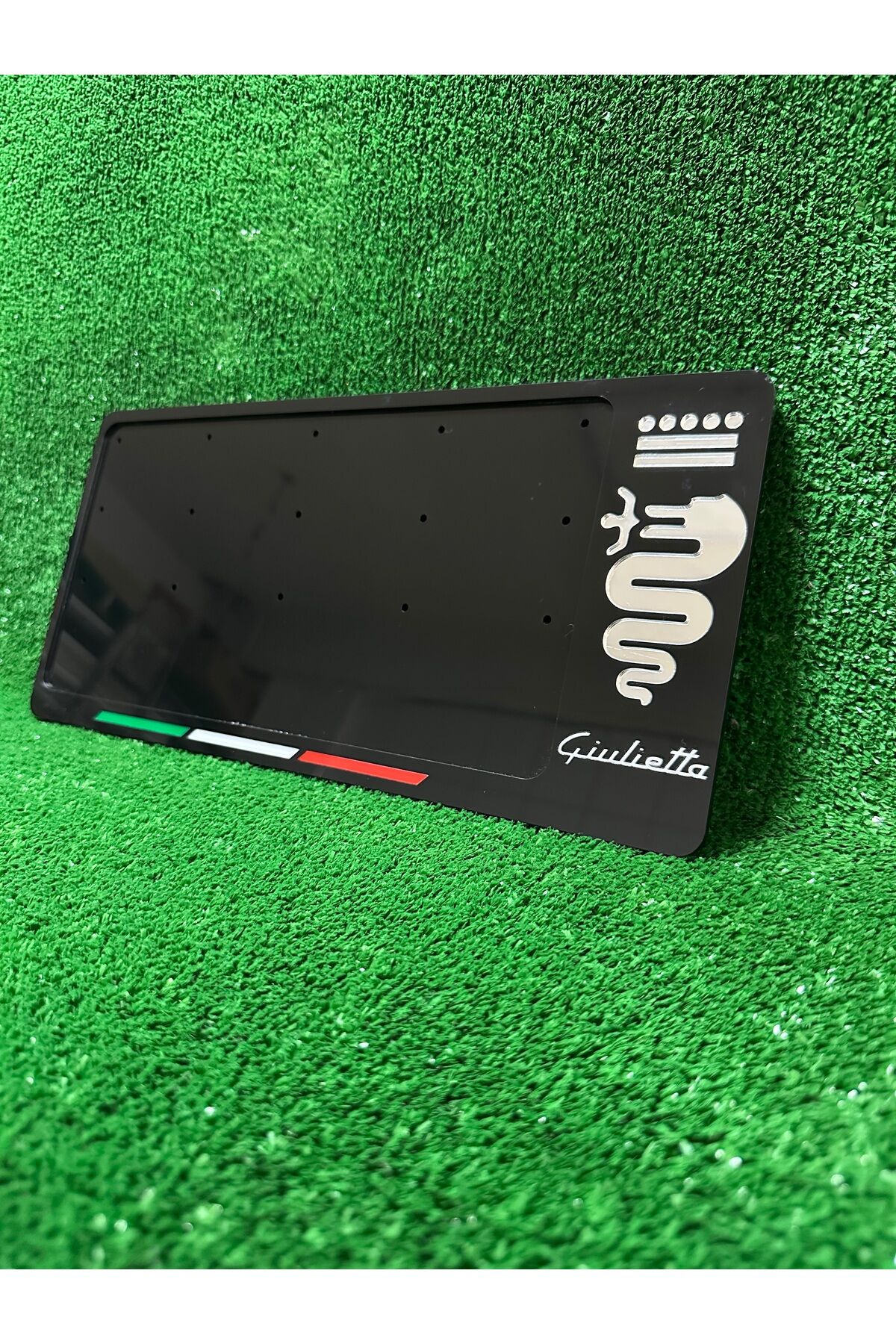 Alfa Romeo Giulietta ÖN TAMPON ÇIKINTISINI KAPATAN KARE PLAKAYA UYUMLU 1 ADET PLAKALIK GÜMÜŞ AYNALI