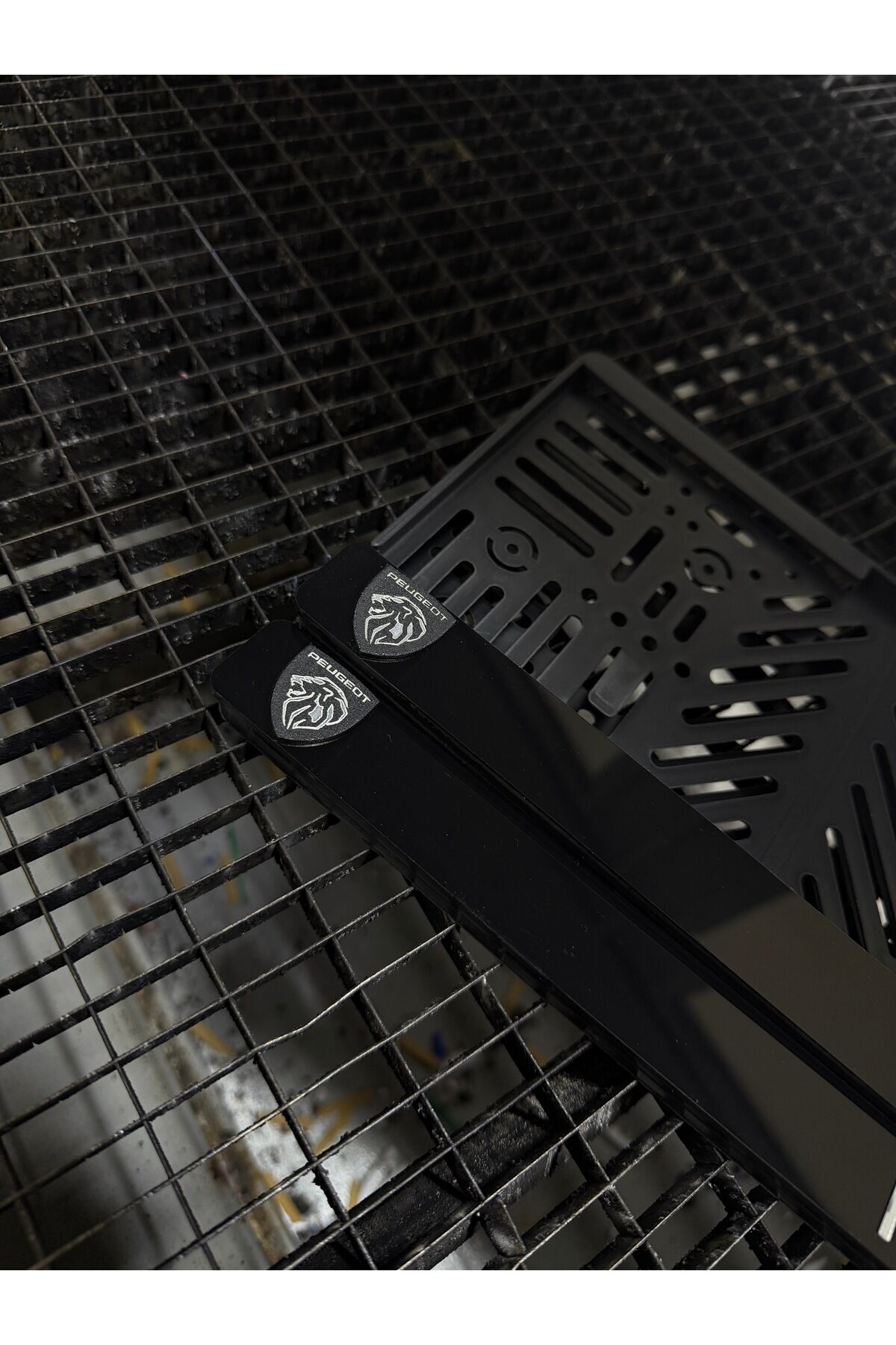 PEUGEOT MODEL UYUMLU KAZIMA LOGOLU PLEKSİ PLAKALIK