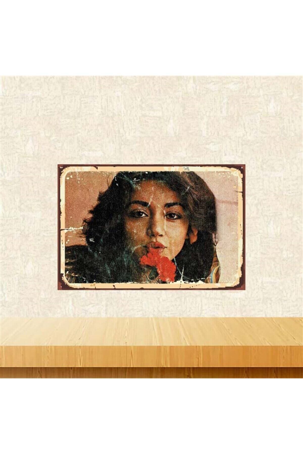 Kırmızı Oya Aydoğan Baskılı Ahşap Poster