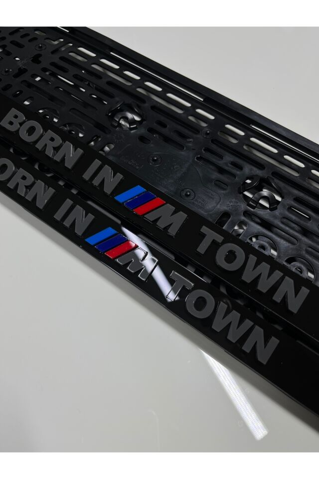 BORN IN M TOWN TAKMATİK PLAKALIK
