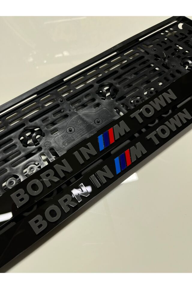 BORN IN M TOWN TAKMATİK PLAKALIK
