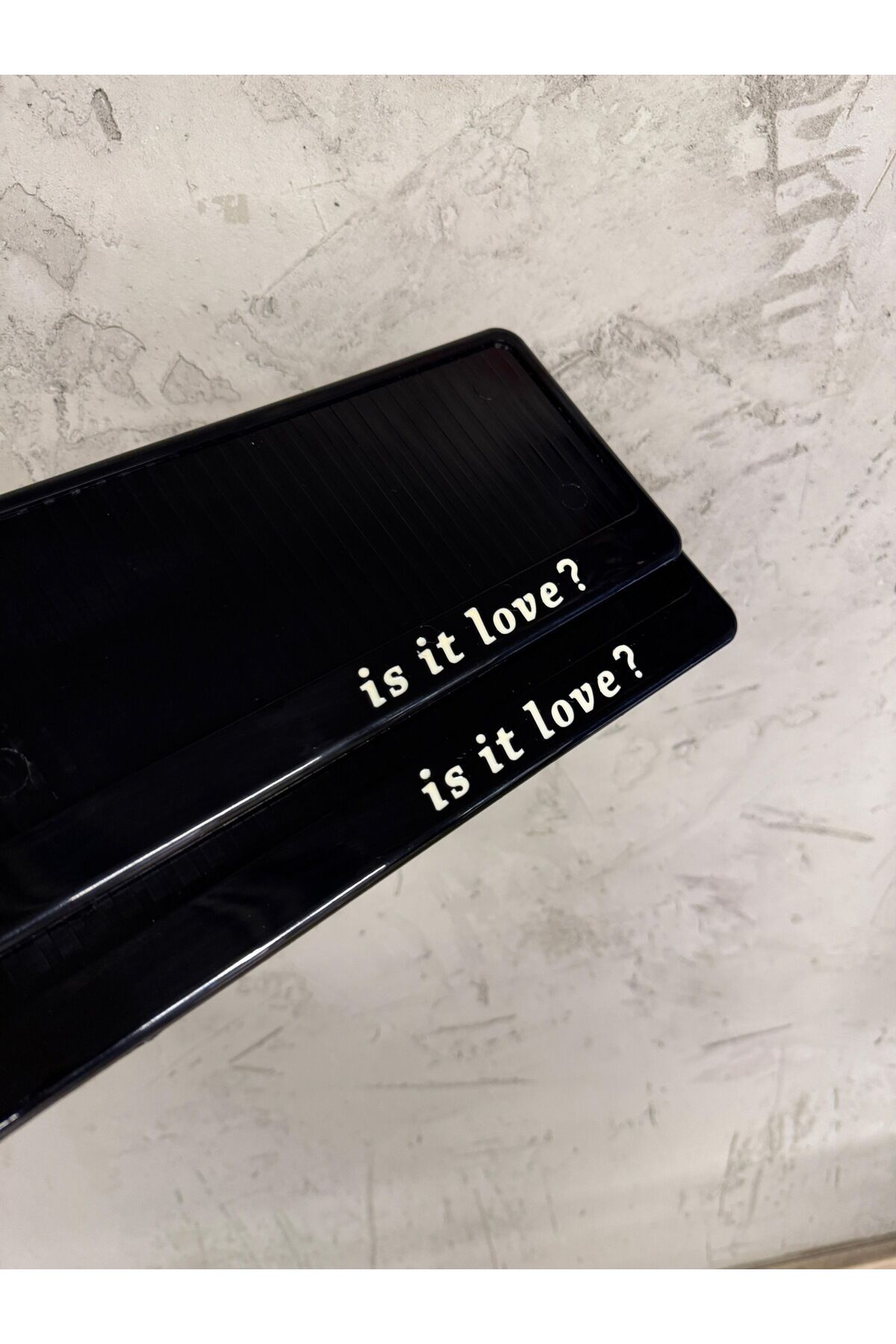 IS IT LOVE POLİKARBON PLAKALIK PİANO BLACK