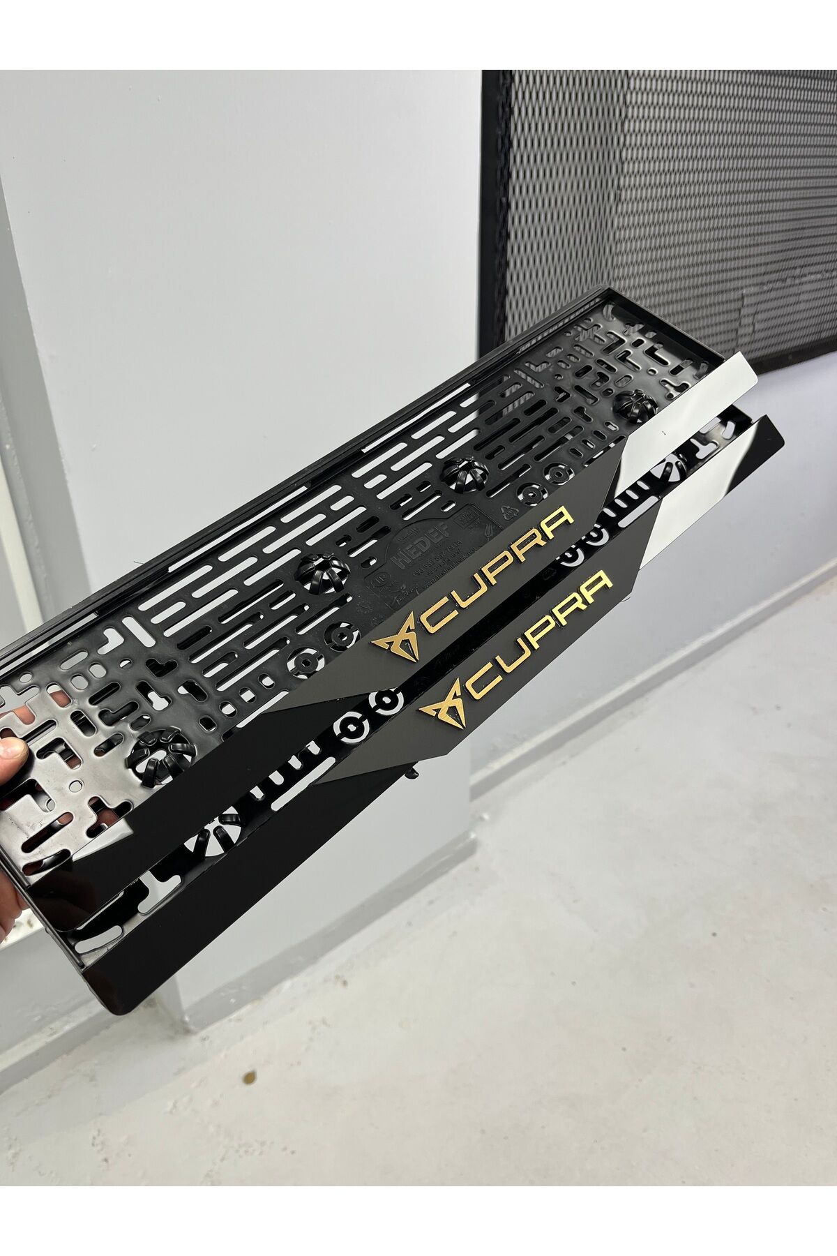 CUPRA MODEL TAKMATİK PLEKSİ PLAKALIK ANTRASİT SİYAH BRONZ LOGO