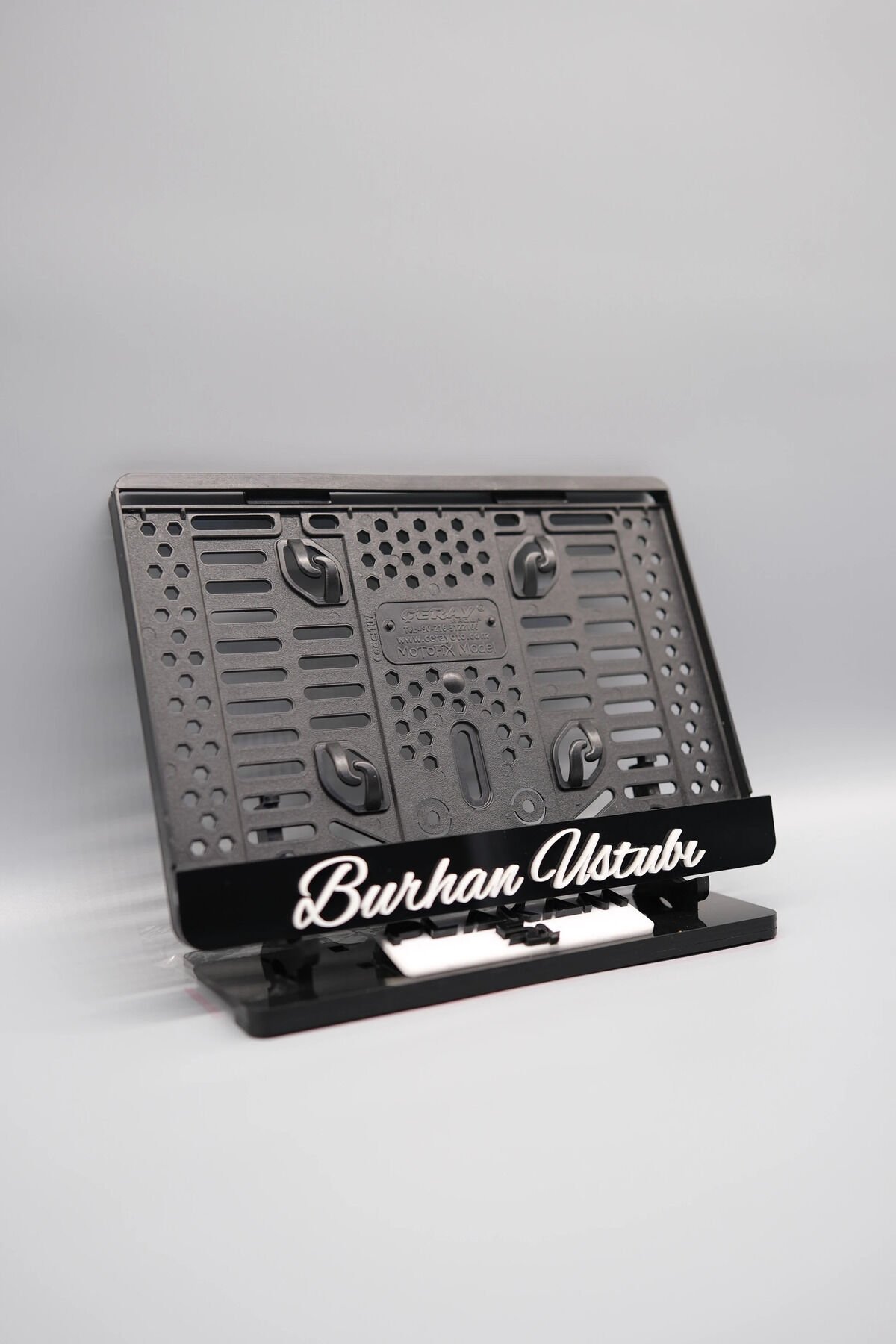 İNCE EL YAZI FONTLU KİŞİYE ÖZEL İSİMLİ PLEKSİ MOTOR PLAKALIĞI