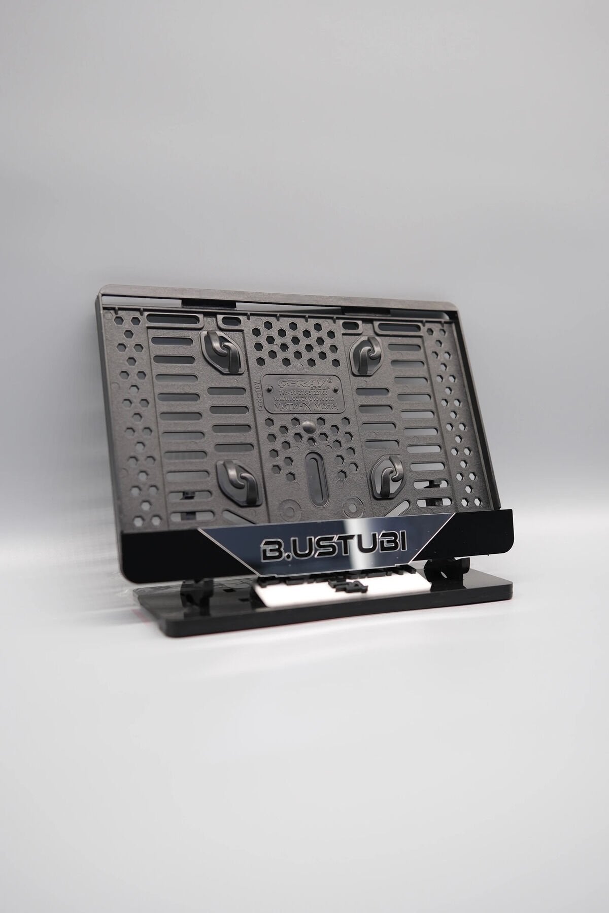 ORTASI GÜMÜŞ PARÇALI KİŞİYE ÖZEL İSİMLİ PLEKSİ MOTOR PLAKALIĞI