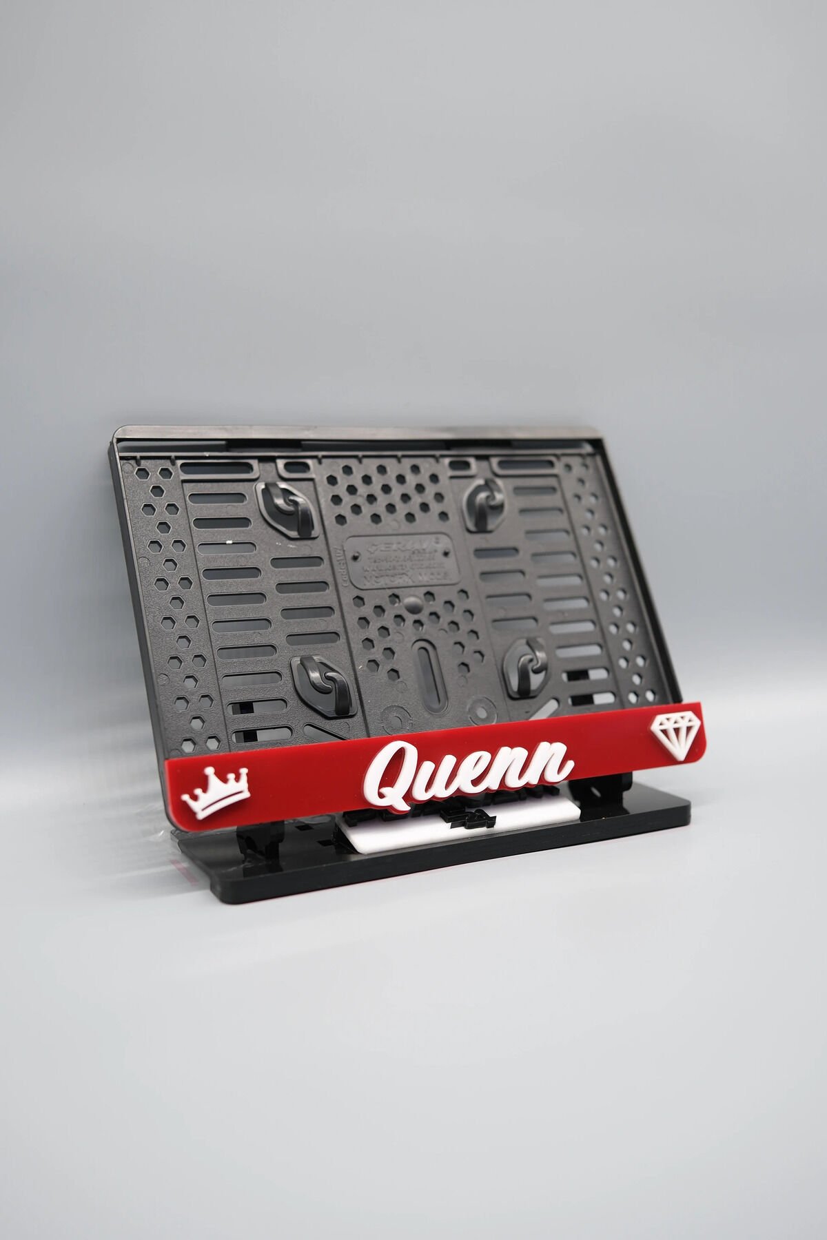 QUENN 3D KABARTMALI PLEKSİ KIRMIZI MOTOR PLAKALIĞI