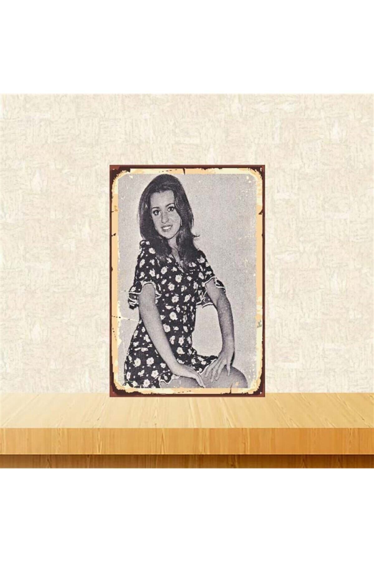 Perihan Savaş 20x30 cm Retro Ahşap Poster Tkfx3832