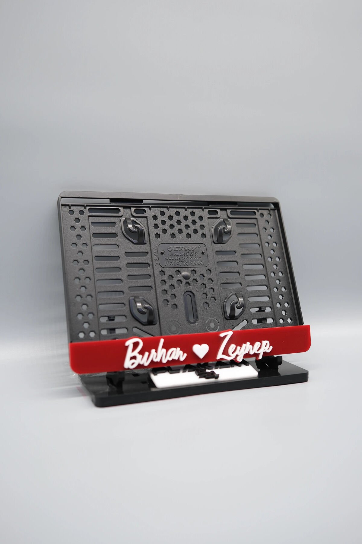 EL YAZI FONTLU KALPLİ KIRMIZI BEYAZ ÇİFTLERE ÖZEL İSİMLİ PLEKSİ MOTOR PLAKALIĞI