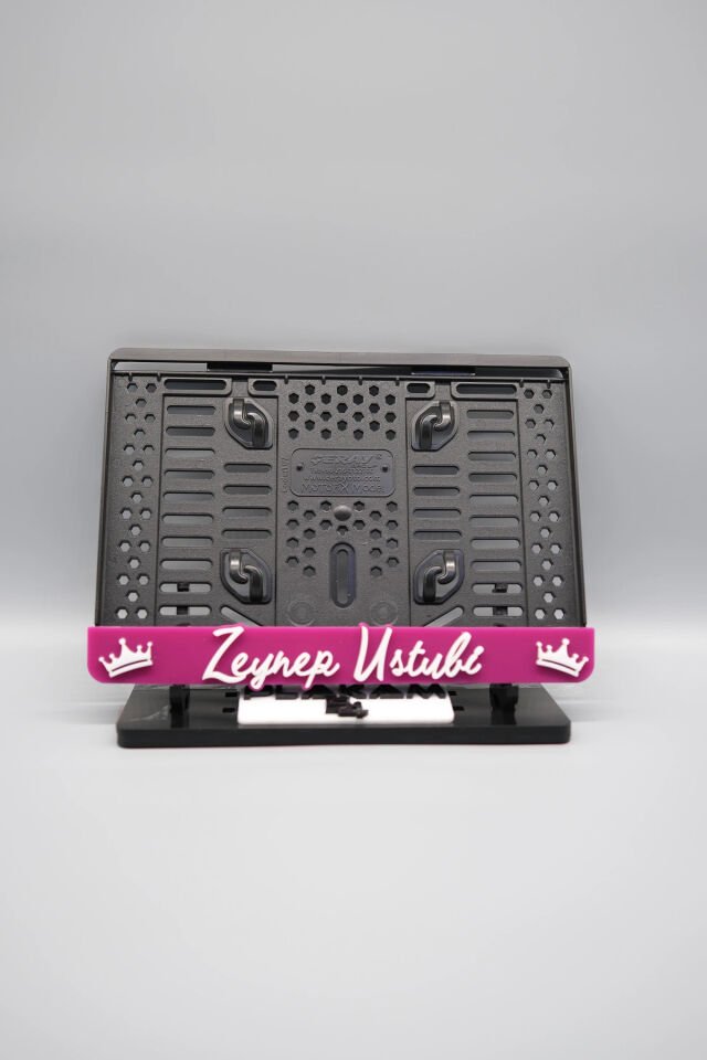EL YAZI FONTLU KRALİÇE TACLI PEMBE BEYAZ KİŞİYE ÖZEL İSİMLİ PLEKSİ MOTOR PLAKALIĞI