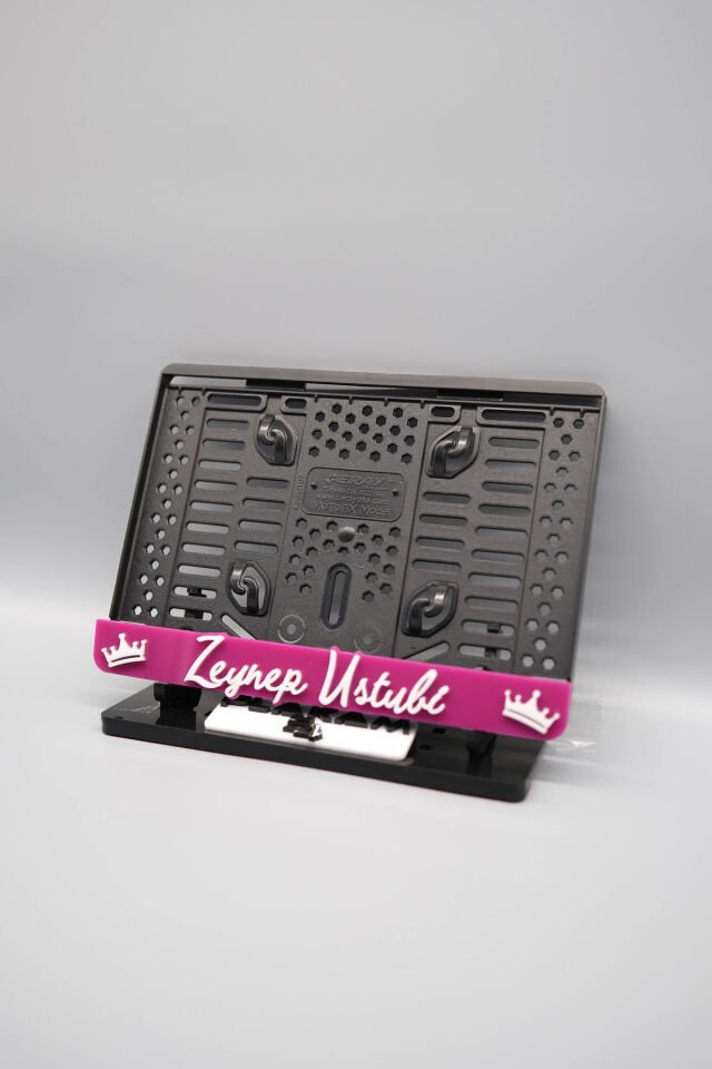 EL YAZI FONTLU KRALİÇE TACLI PEMBE BEYAZ KİŞİYE ÖZEL İSİMLİ PLEKSİ MOTOR PLAKALIĞI