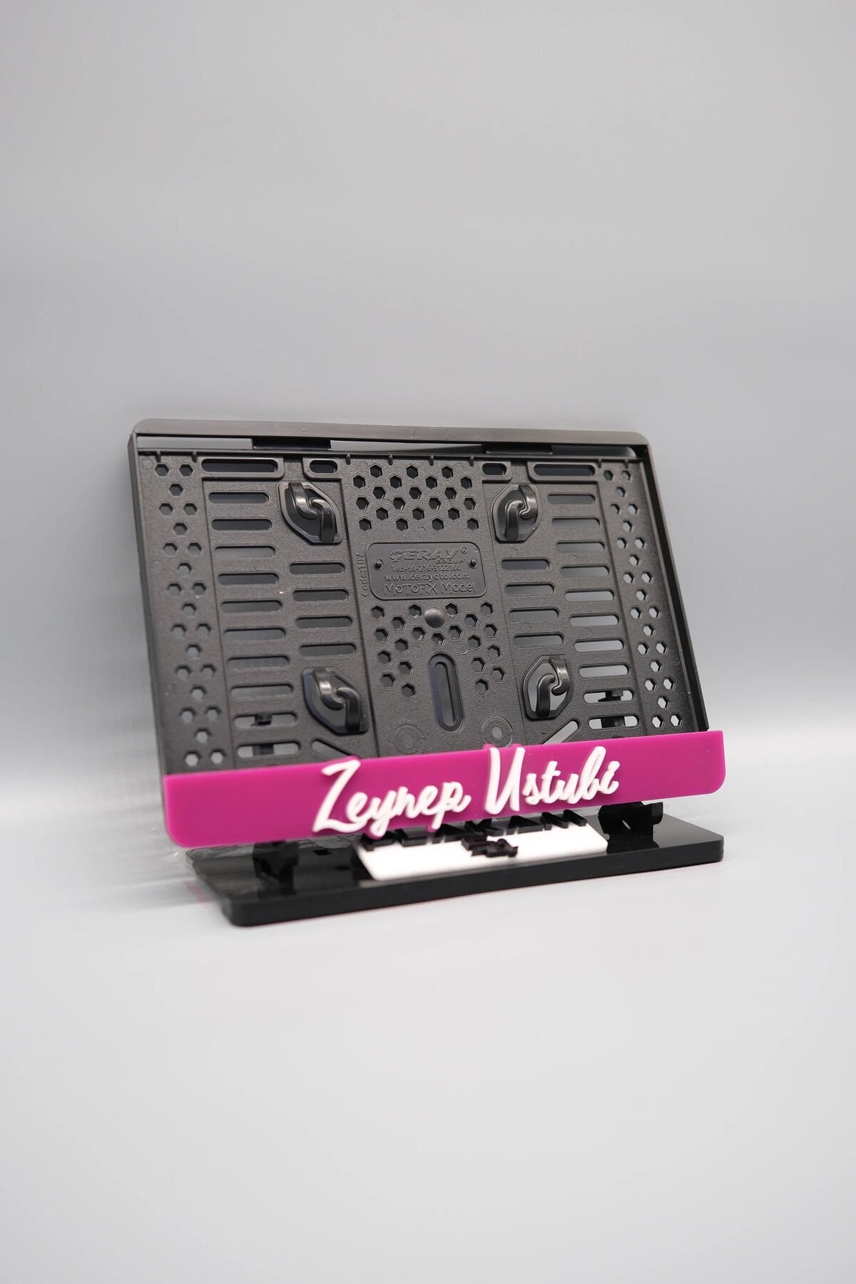 EL YAZI FONTLU PEMBE BEYAZ KİŞİYE ÖZEL İSİMLİ PLEKSİ MOTOR PLAKALIĞI