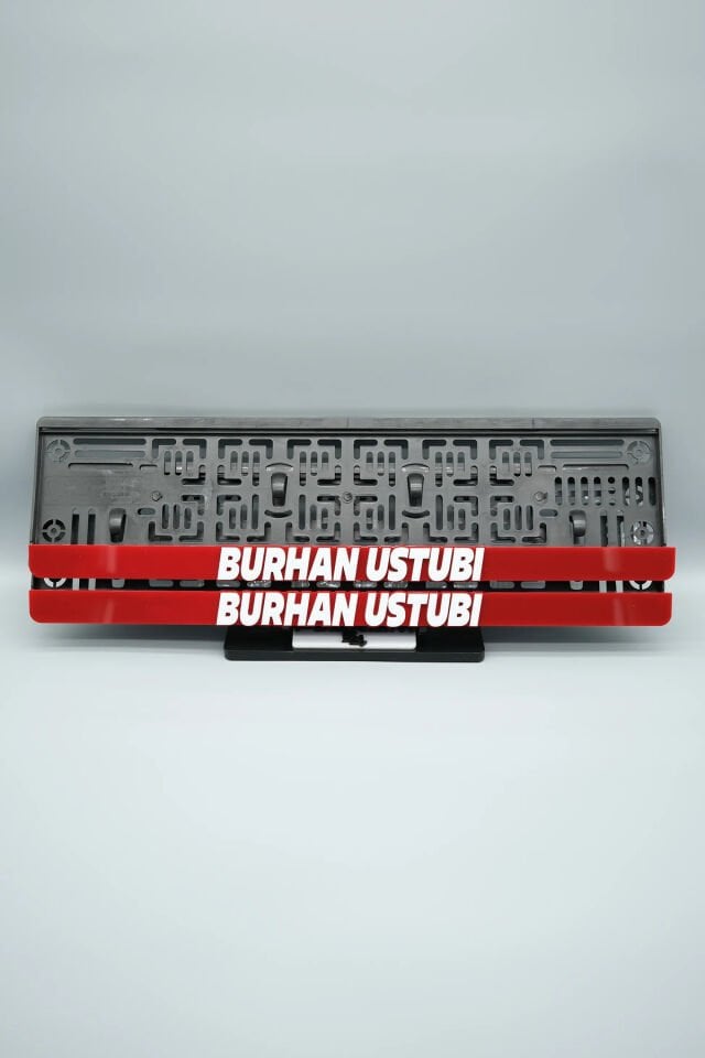 TAŞMALI BÜYÜK DÜZ FONTLU KIRMIZI KİŞİYE ÖZEL İSİMLİ PLEKSİ ARABA PLAKALIĞI