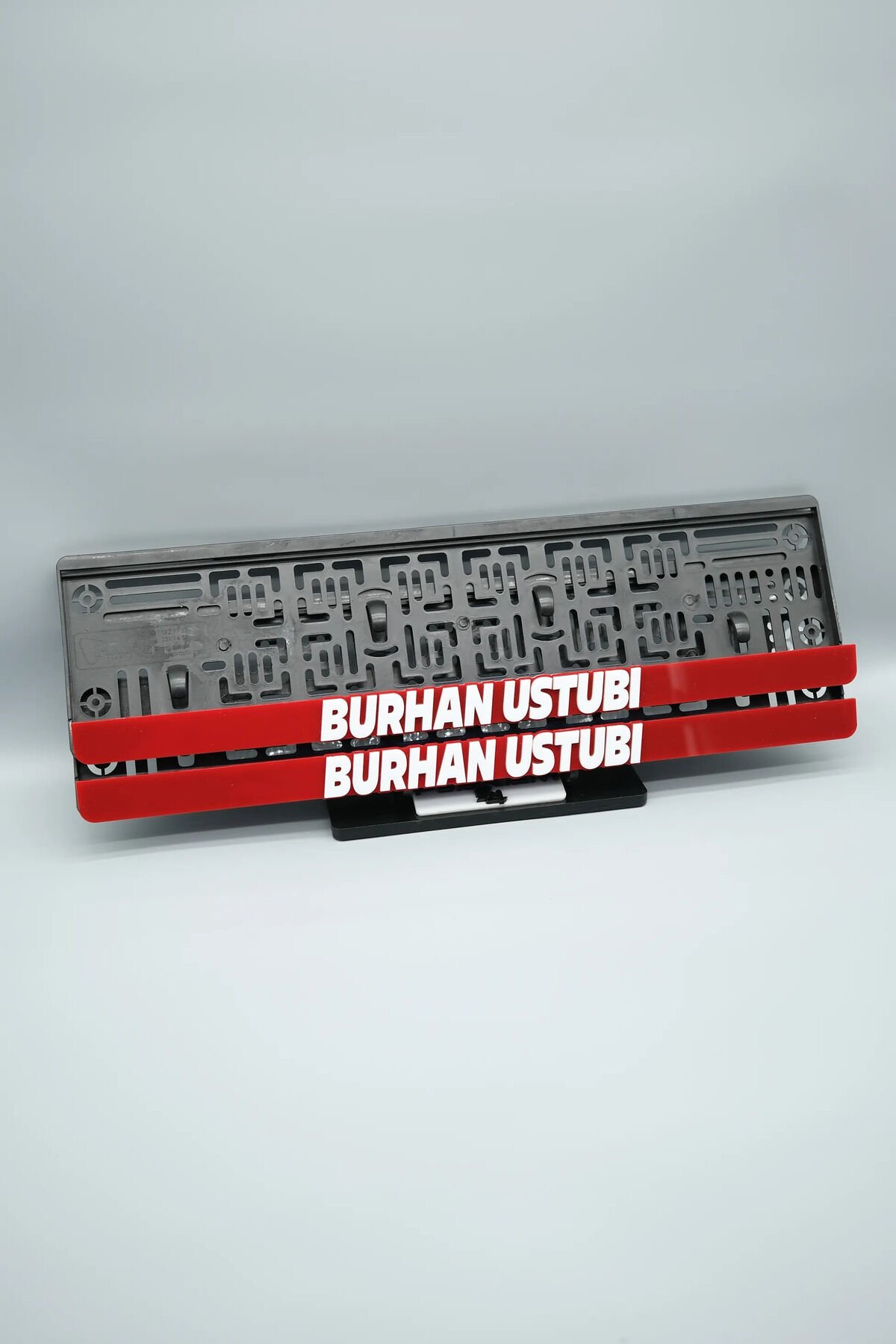 TAŞMALI BÜYÜK DÜZ FONTLU KIRMIZI KİŞİYE ÖZEL İSİMLİ PLEKSİ ARABA PLAKALIĞI