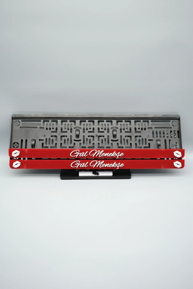 EL YAZI FONTLU DUDAK EMOJİLİ KIRMIZI BEYAZ KİŞİYE ÖZEL İSİMLİ PLEKSİ ARABA PLAKALIĞI