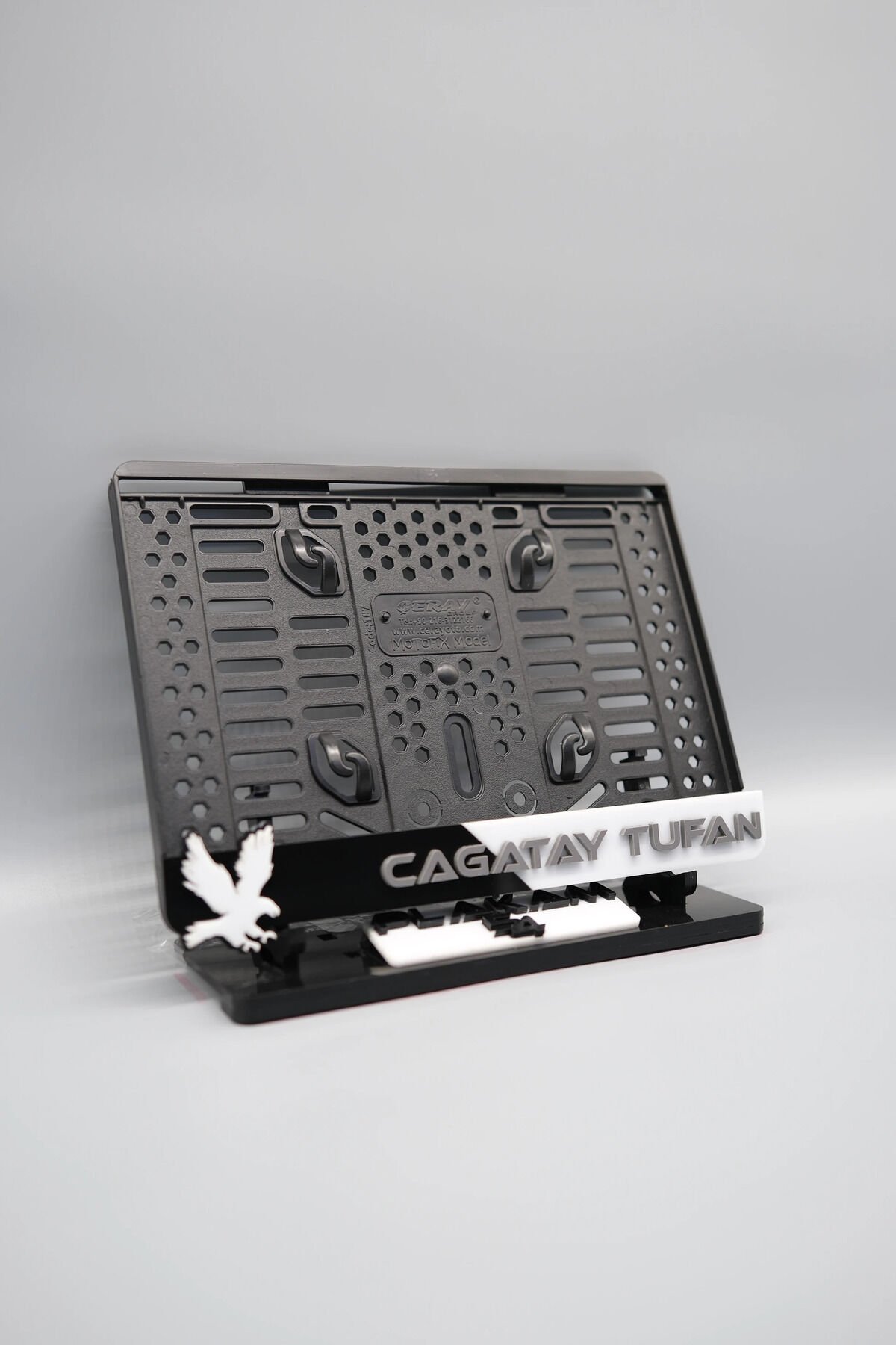 SİYAH BEYAZ TARAFTAR 3D KABARTMALI KİŞİYE ÖZEL İSİMLİ PLEKSİ MOTOR PLAKALIĞI