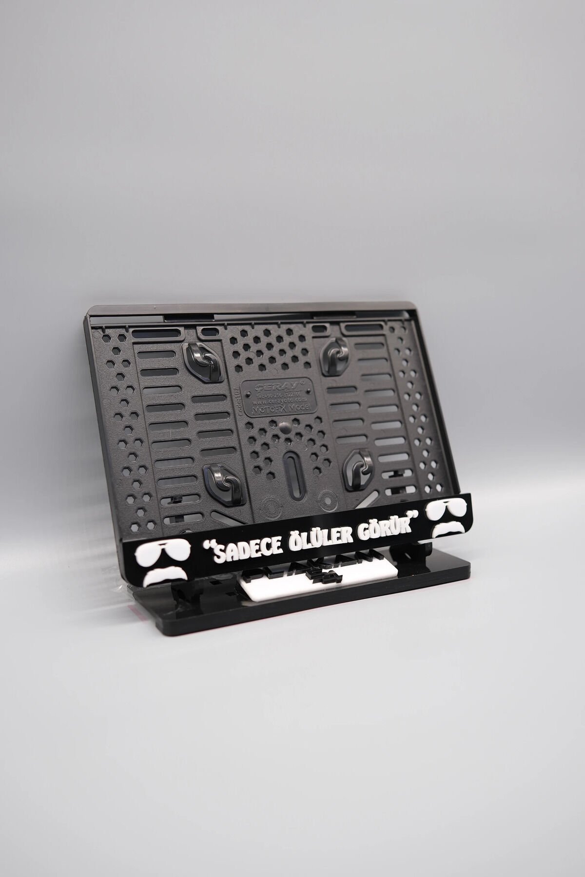 SADECE ÖLÜLER GÖRÜR 3D KABARTMALI SİYAH PLEKSİ MOTOR PLAKALIĞI