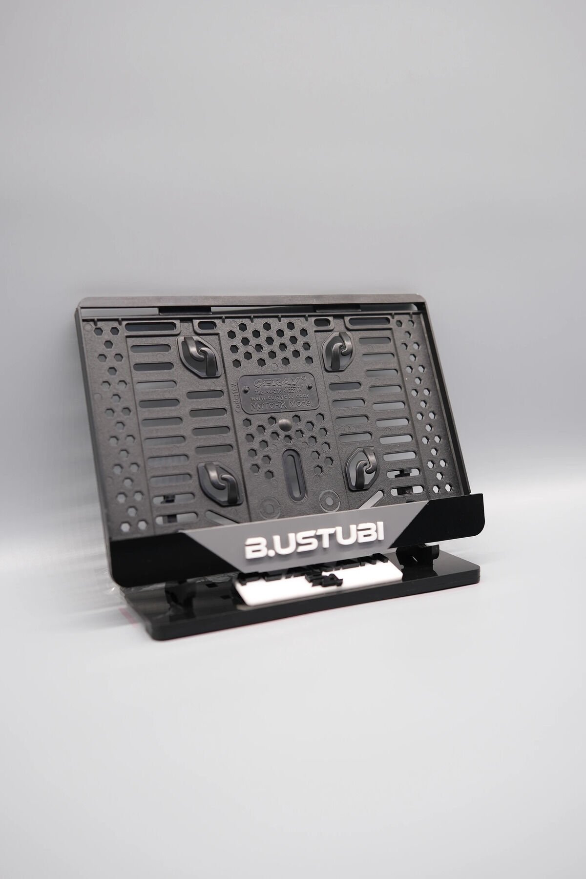 ORTASI GRİ PARÇALI BEYAZ YAZILI KİŞİYE ÖZEL İSİMLİ PLEKSİ MOTOR PLAKALIĞI