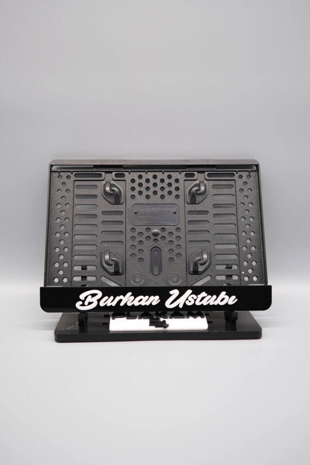 EL YAZI FONTLU KİŞİYE ÖZEL İSİMLİ SİYAH PLEKSİ MOTOR PLAKALIĞI