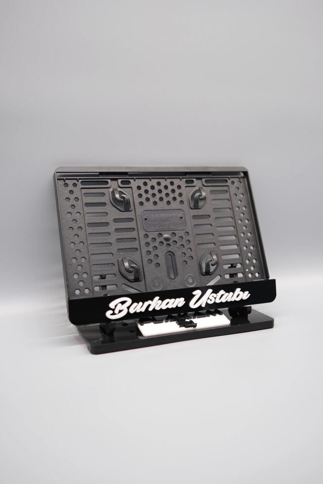 EL YAZI FONTLU KİŞİYE ÖZEL İSİMLİ SİYAH PLEKSİ MOTOR PLAKALIĞI