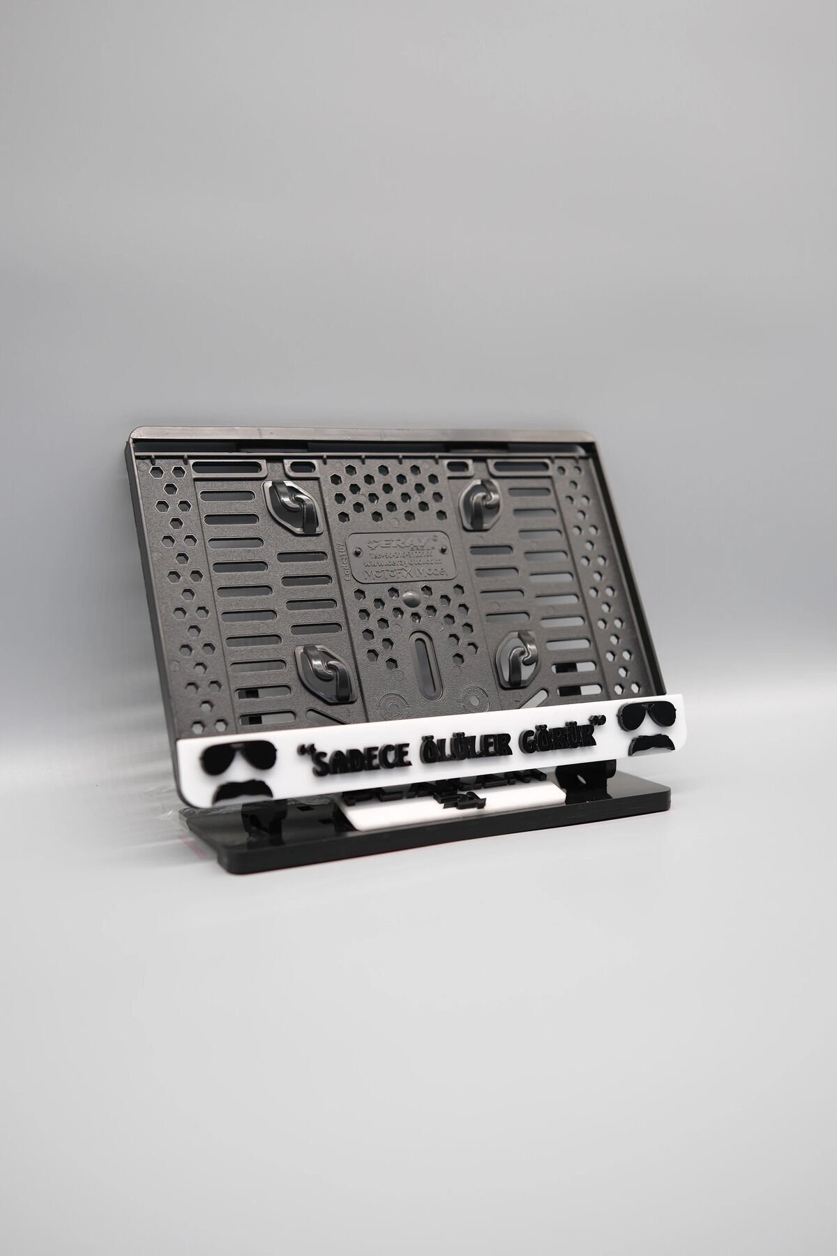 SADECE ÖLÜLER GÖRÜR 3D KABARTMALI BEYAZ PLEKSİ MOTOR PLAKALIĞI