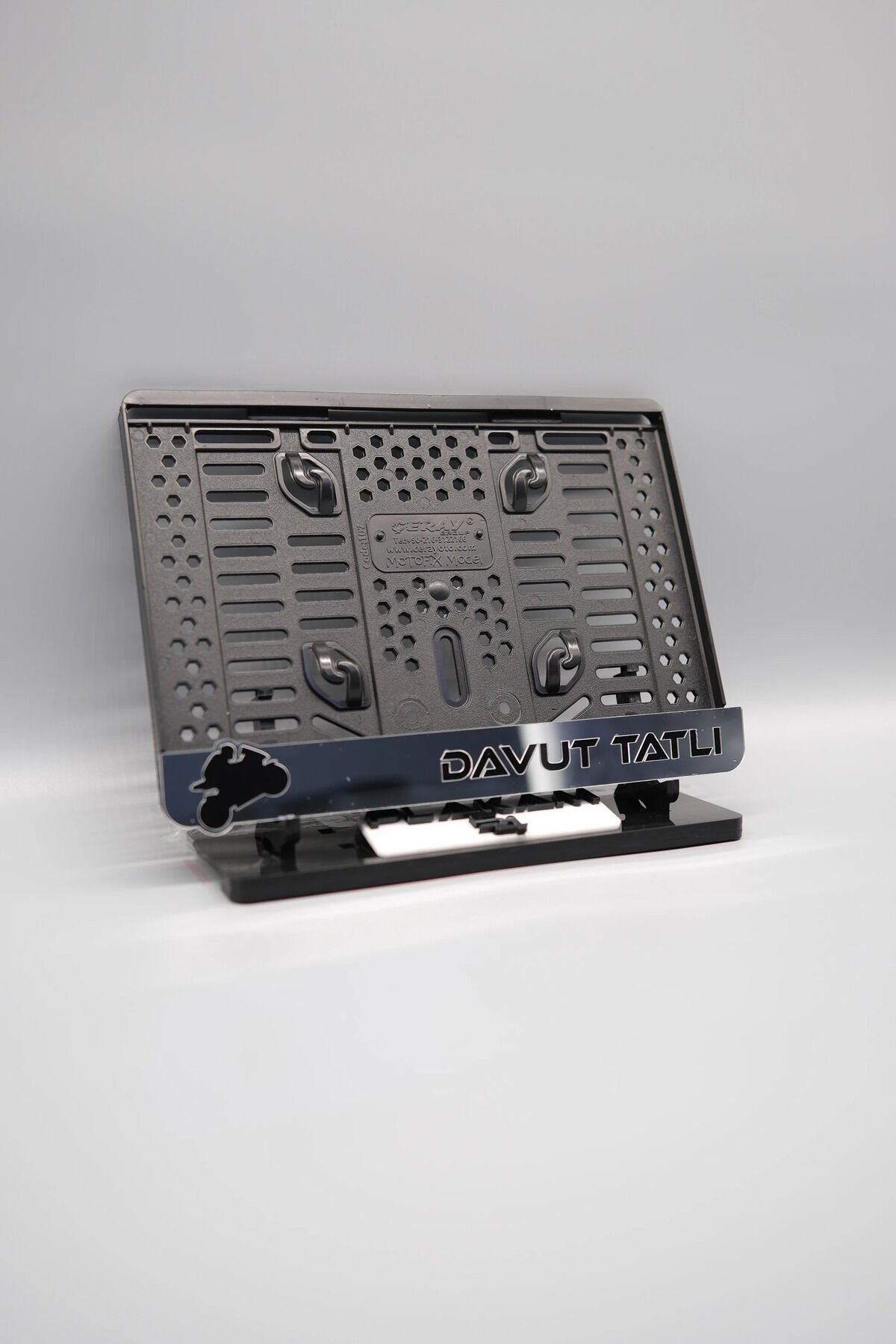 EL YAZI FONTLU RACING VE INSTAGRAM GÜMÜŞ KİŞİYE ÖZEL İSİMLİ PLEKSİ MOTOR PLAKALIĞI