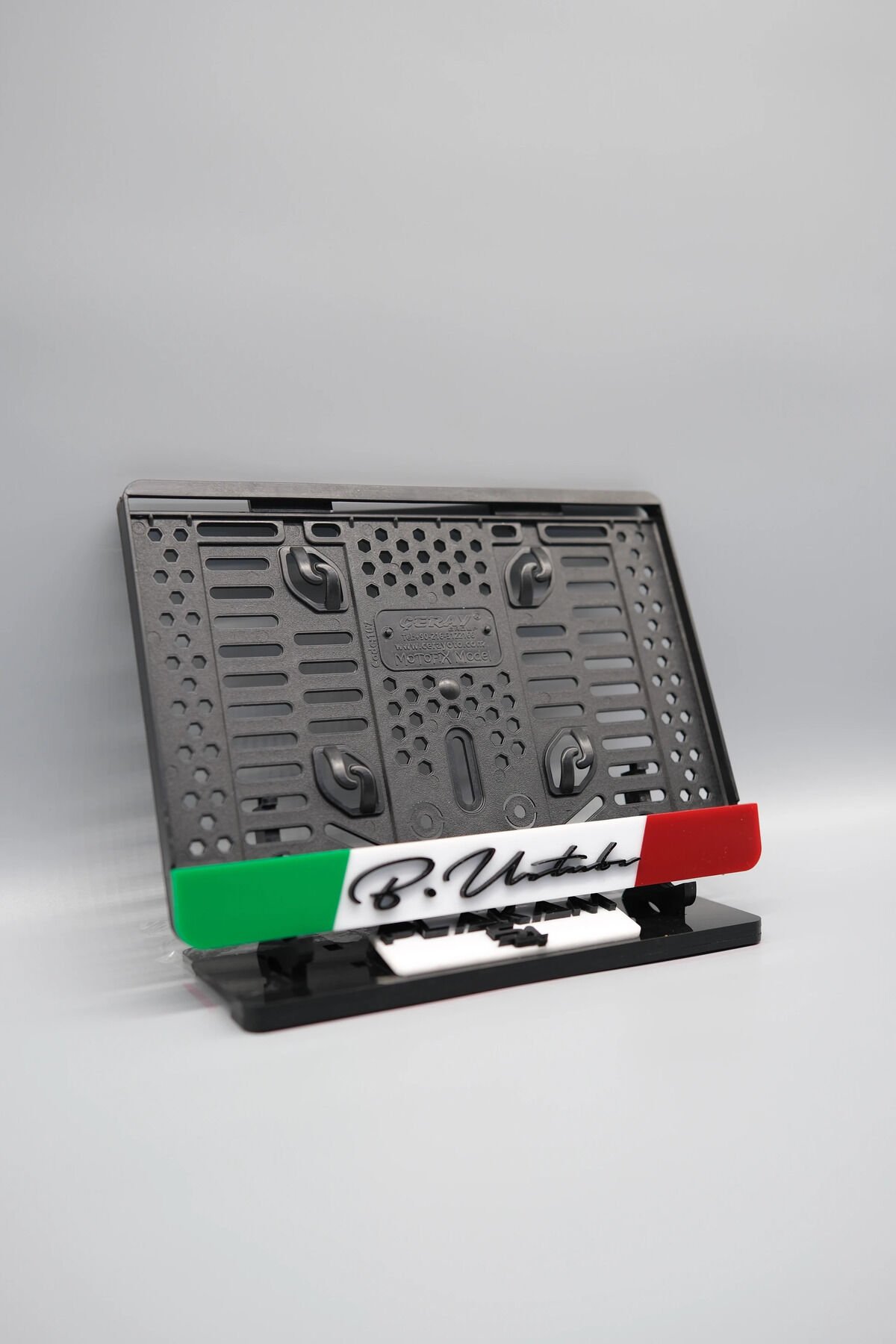 EL YAZI FONTLU İTALYA TEMALI KİŞİYE ÖZEL İSİMLİ PLEKSİ MOTOR PLAKALIĞI