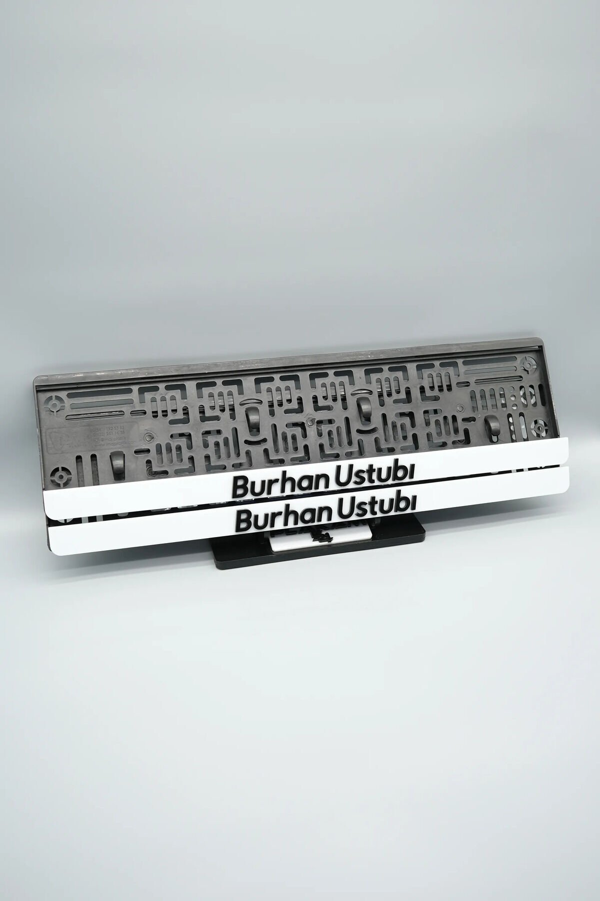 İTALİK KÜÇÜK HARFLİ DÜZ FONTLU BEYAZ KİŞİYE ÖZEL İSİMLİ PLEKSİ ARABA PLAKALIĞI