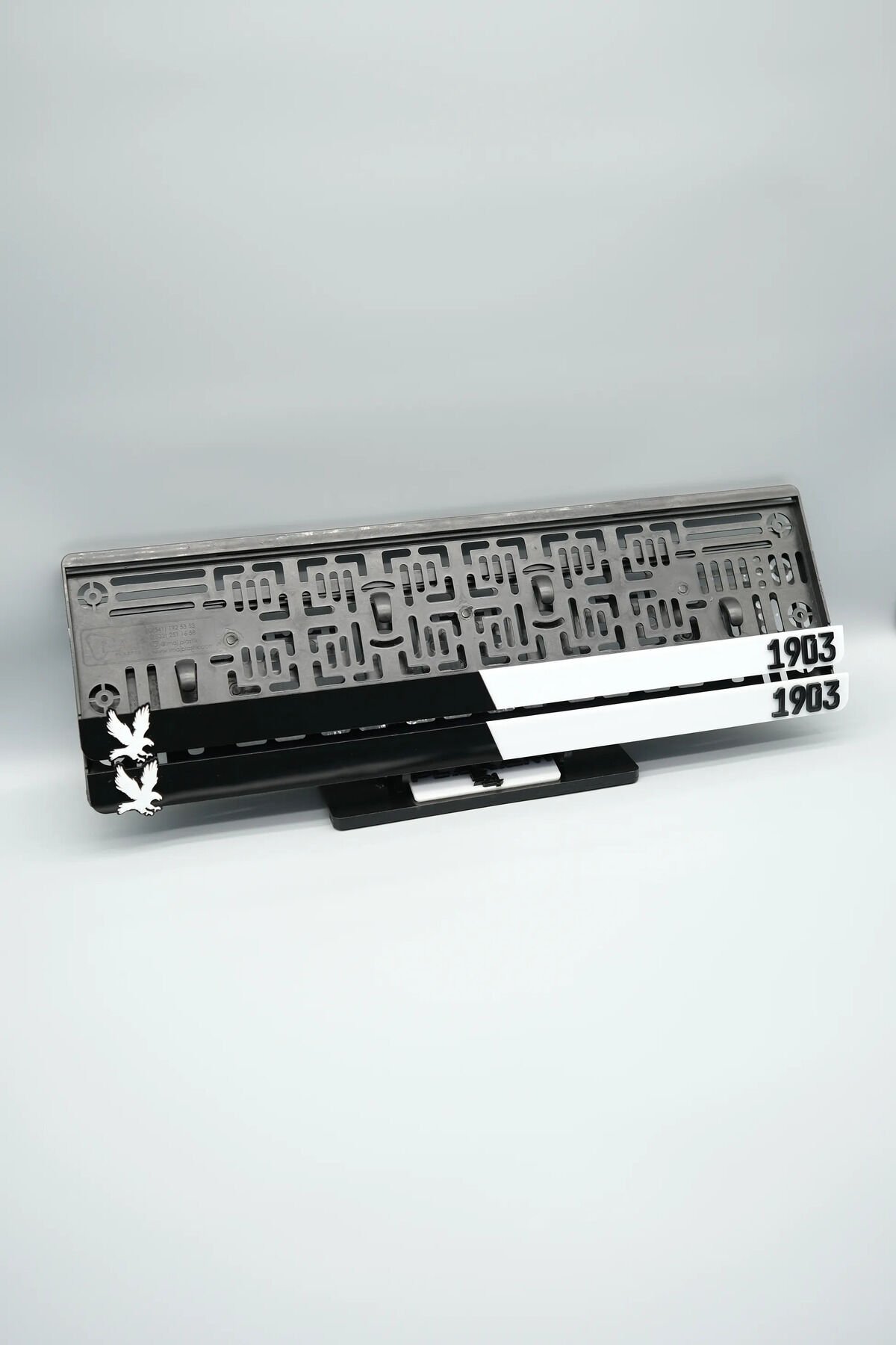 SİYAH BEYAZ TARAFTAR 3D KABARTMALI PLEKSİ ARABA PLAKALIĞI