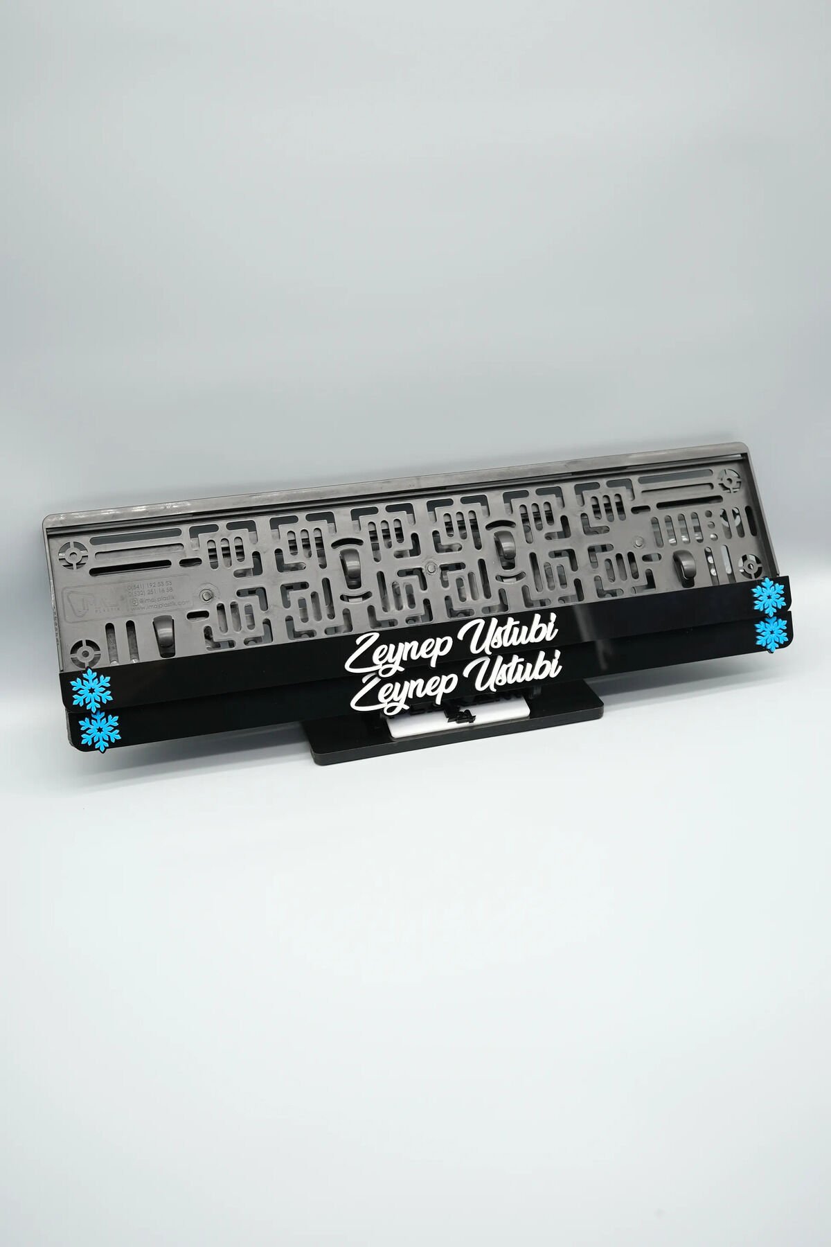 EL YAZI FONTLU KAR TANELİ SİYAH BEYAZ KİŞİYE ÖZEL İSİMLİ PLEKSİ ARABA PLAKALIĞI