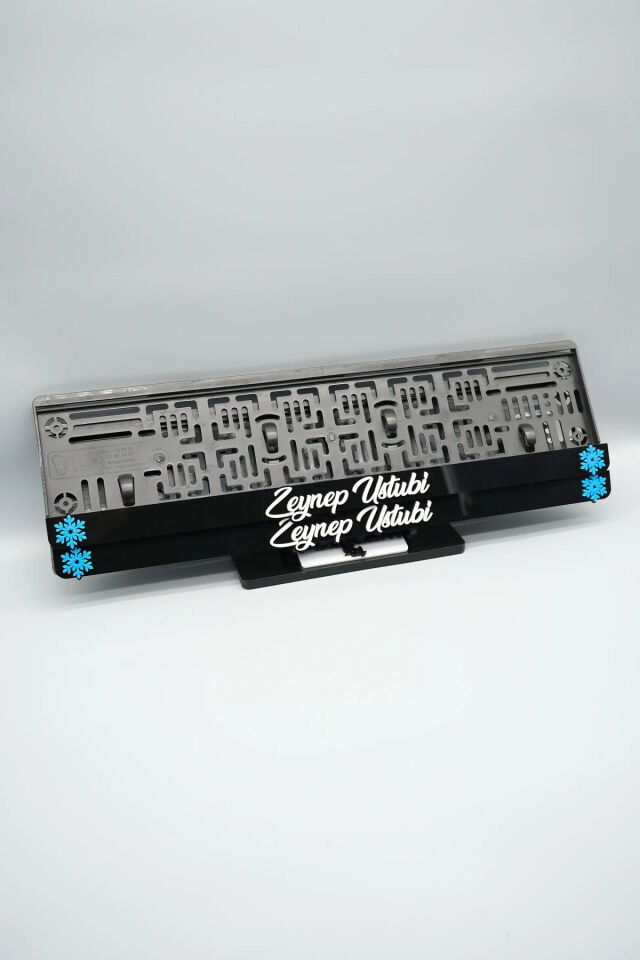 EL YAZI FONTLU KAR TANELİ SİYAH BEYAZ KİŞİYE ÖZEL İSİMLİ PLEKSİ ARABA PLAKALIĞI