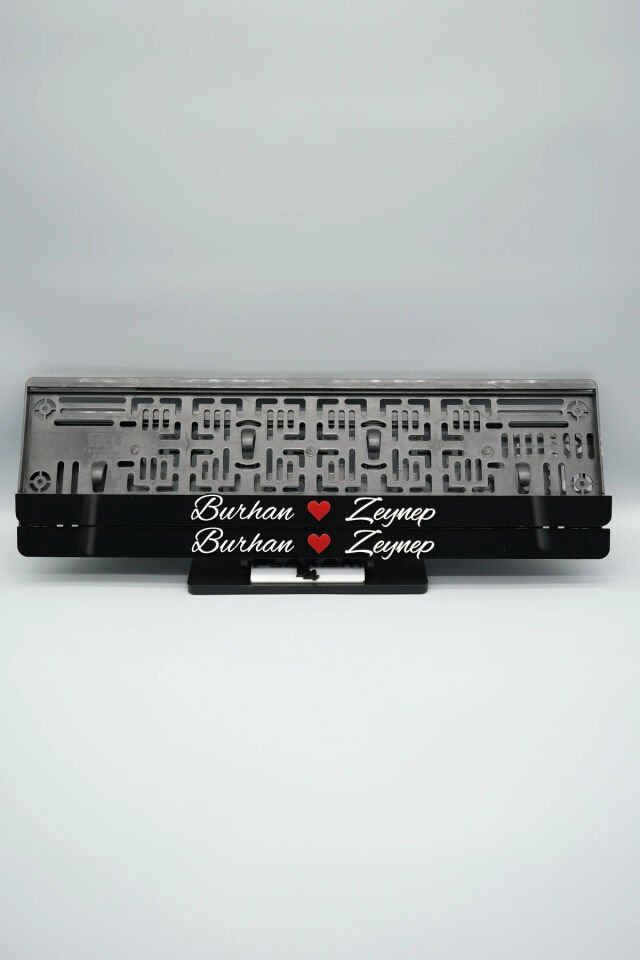 EL YAZI FONTLU KALPLİ SİYAH BEYAZ ÇİFTLERE ÖZEL İSİMLİ PLEKSİ ARABA PLAKALIĞI