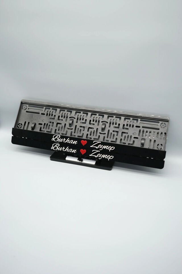 EL YAZI FONTLU KALPLİ SİYAH BEYAZ ÇİFTLERE ÖZEL İSİMLİ PLEKSİ ARABA PLAKALIĞI