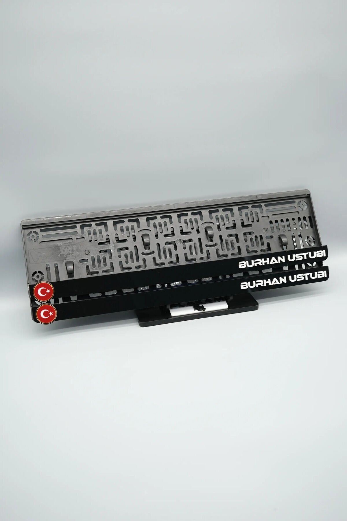 SOLDA GOLD BAYRAK SAĞDA KİŞİYE ÖZEL İSİMLİ PLEKSİ ARABA PLAKALIĞI