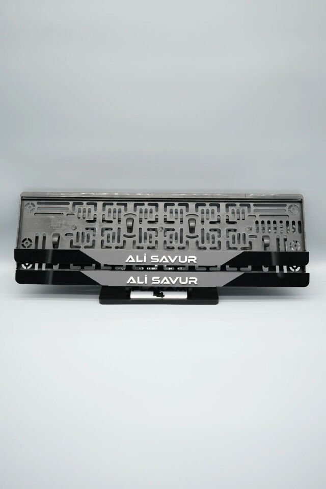 ORTASI GRİ BEYAZ YAZI PARÇALI KİŞİYE ÖZEL İSİMLİ PLEKSİ ARABA PLAKALIĞI