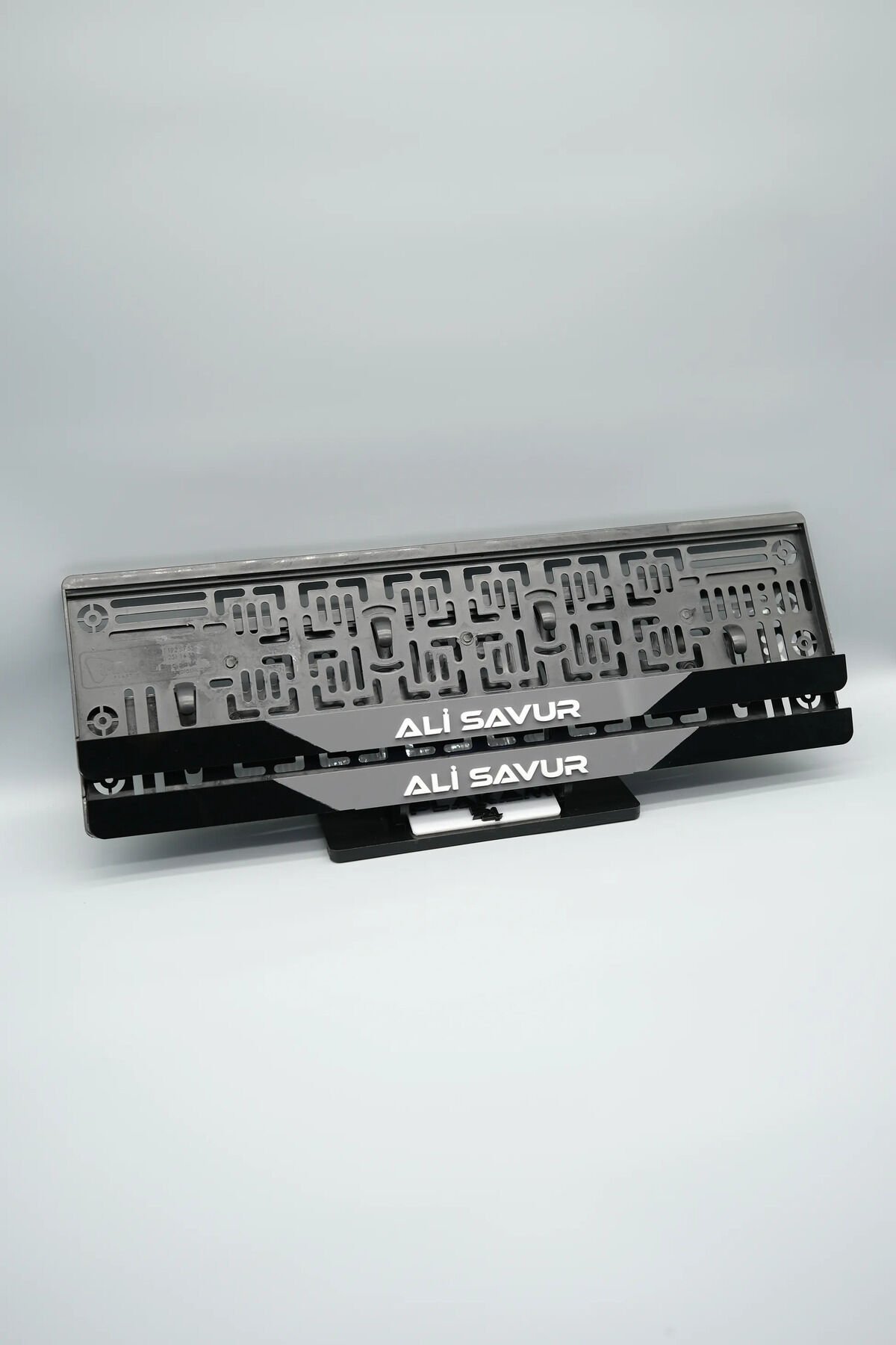 ORTASI GRİ BEYAZ YAZI PARÇALI KİŞİYE ÖZEL İSİMLİ PLEKSİ ARABA PLAKALIĞI