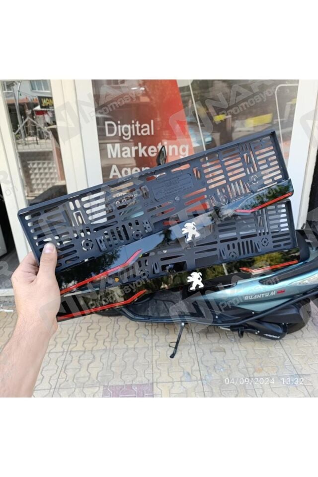 pejo uyumlu Logolu Tüm Araçlarla Uyumlu Pleksi Plakalık 2 Adet 1 Takım