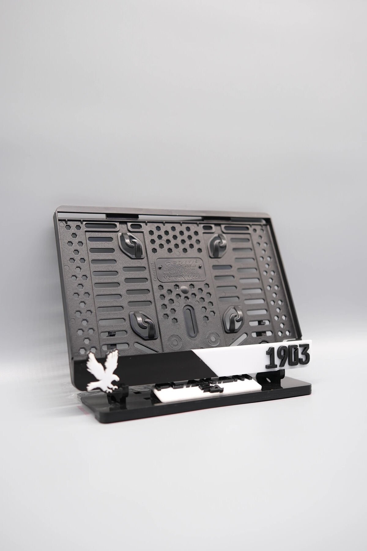 SİYAH BEYAZ TARAFTAR 3D KABARTMALI PLEKSİ MOTOR PLAKALIĞI