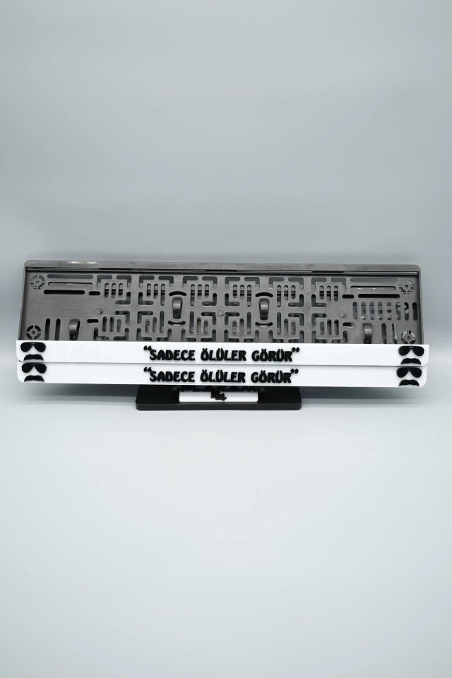 SADECE ÖLÜLER GÖRÜR YAZILI 3D KABARTMALI PLEKSİ ARABA PLAKALIĞI