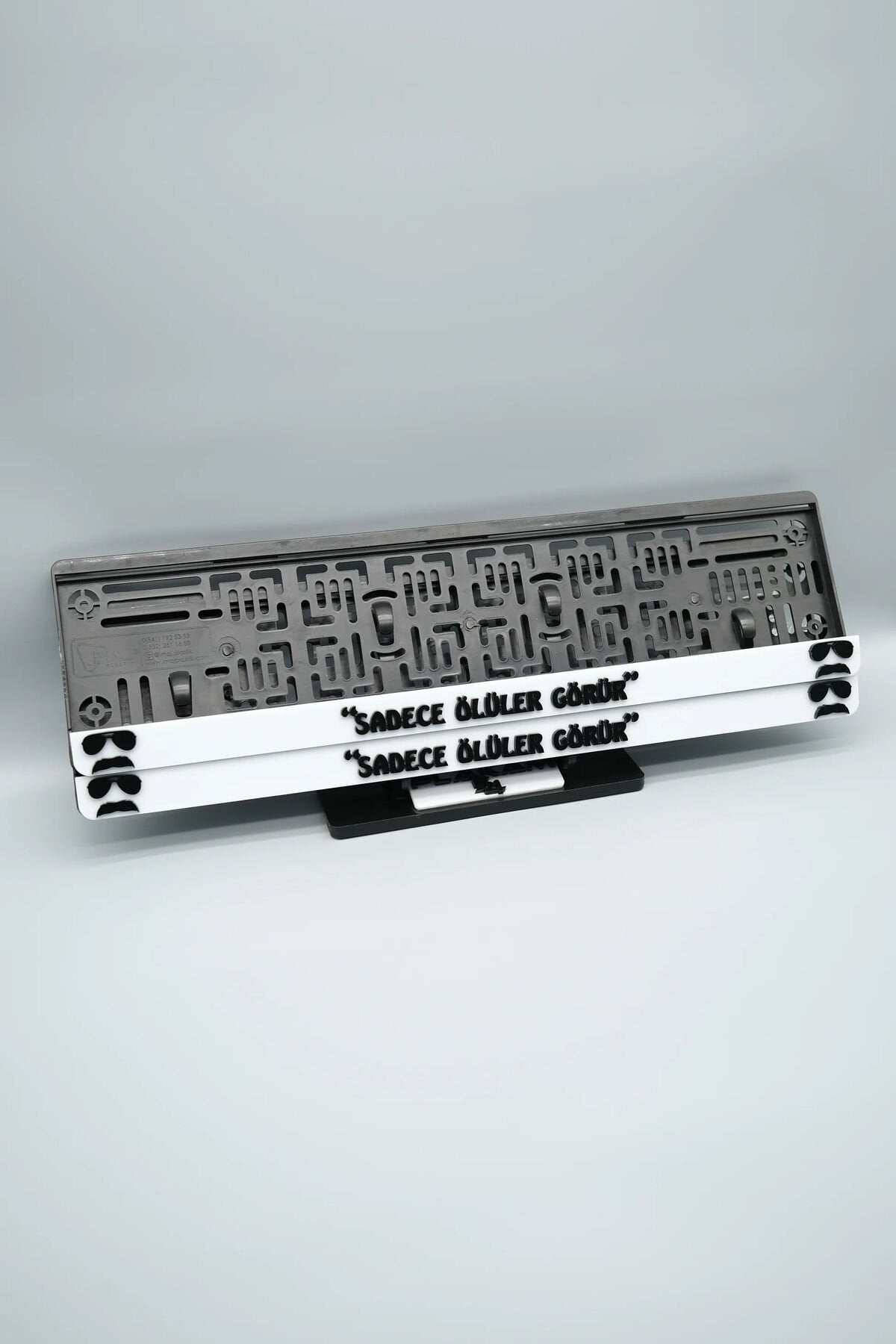 SADECE ÖLÜLER GÖRÜR YAZILI 3D KABARTMALI PLEKSİ ARABA PLAKALIĞI