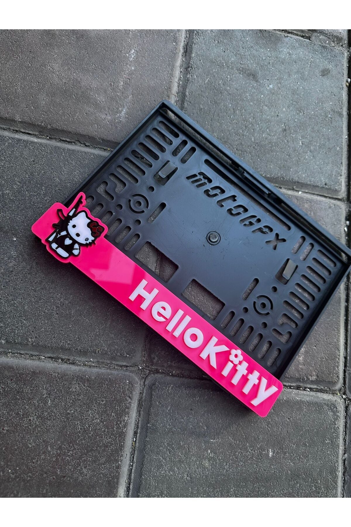 İLLEGAL HELLO KİTTY MOTOR PLEKSİ PLAKALIK