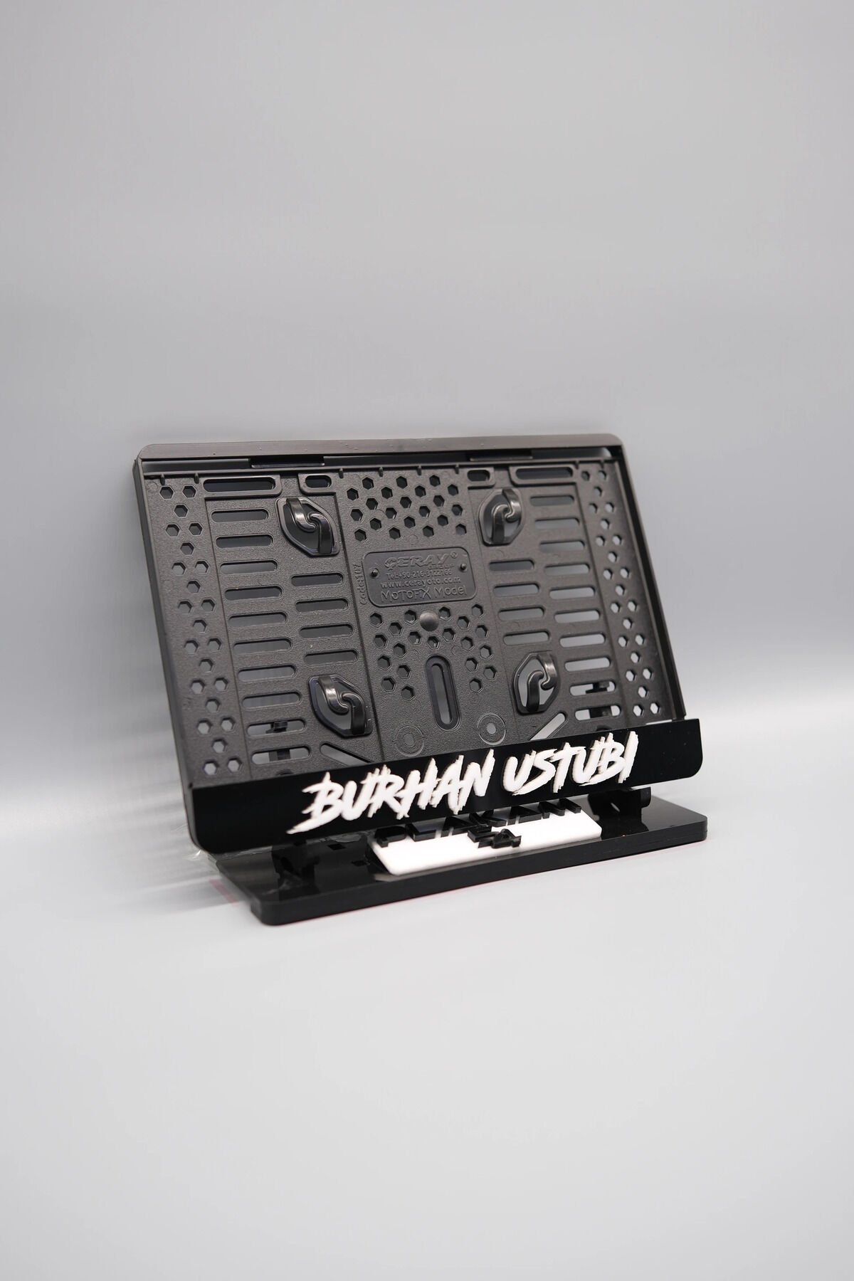 DÜZ AGRESİF FONTLU SİYAH KİŞİYE ÖZEL İSİMLİ PLEKSİ MOTOR PLAKALIĞI