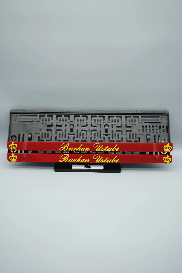 EL YAZI FONTLU KRAL TACLI KIRMIZI SARI KİŞİYE ÖZEL İSİMLİ PLEKSİ ARABA PLAKALIĞI