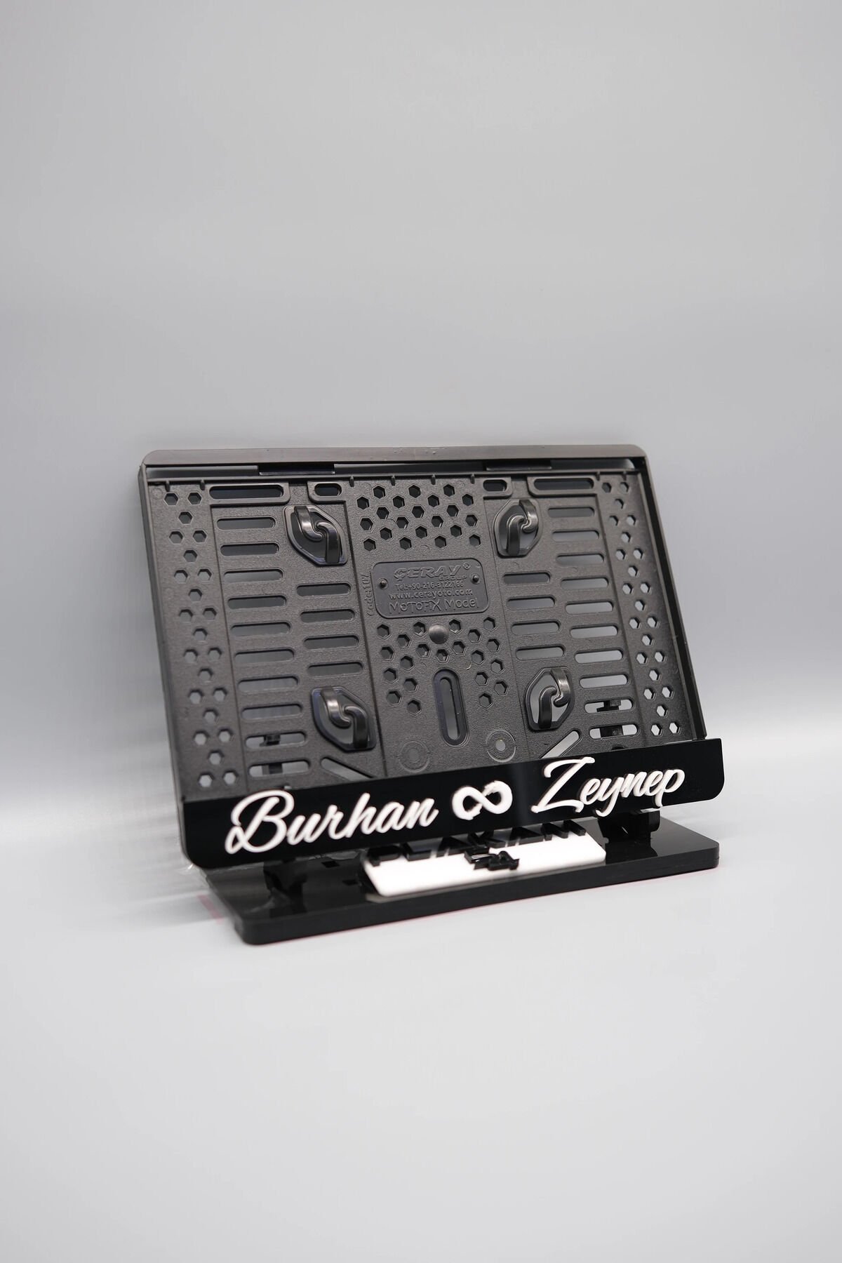 EL YAZI FONTLU SONSUZLUK İŞARETLİ SİYAH BEYAZ ÇİFTLERE ÖZEL İSİMLİ PLEKSİ MOTOR PLAKALIĞI