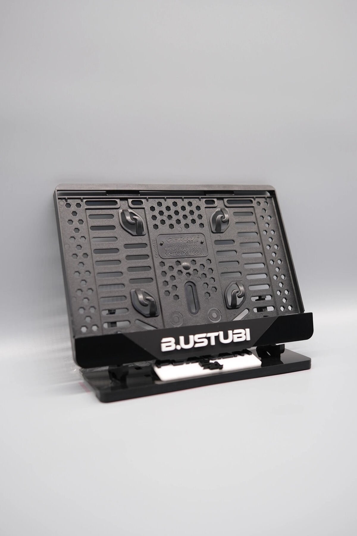 ORTASI MAT SİYAH PARÇALI KİŞİYE ÖZEL İSİMLİ PLEKSİ MOTOR PLAKALIĞI