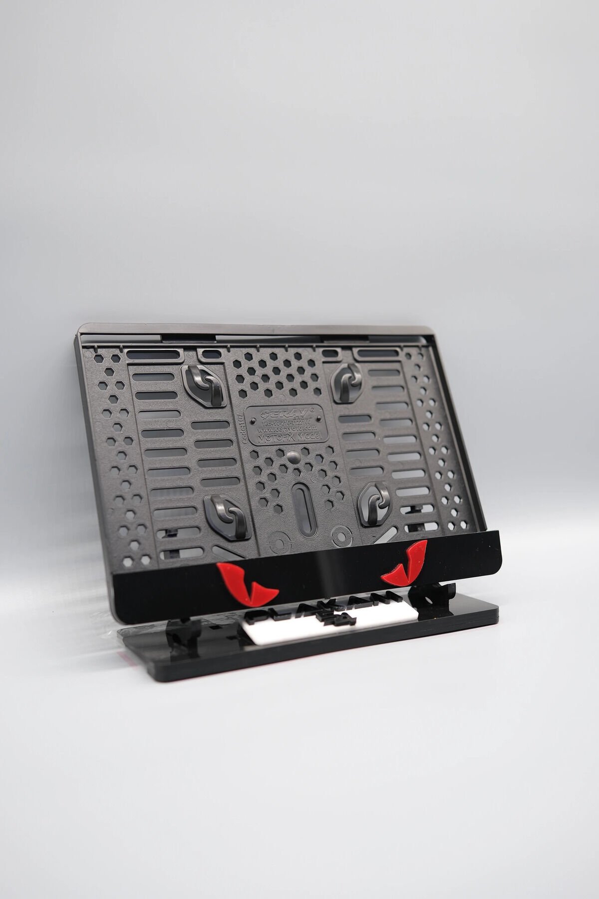 EJDERHA GÖZÜ 3D KABARTMALI MODEL 2 KIRIMIZI PLEKSİ MOTOR PLAKALIĞI